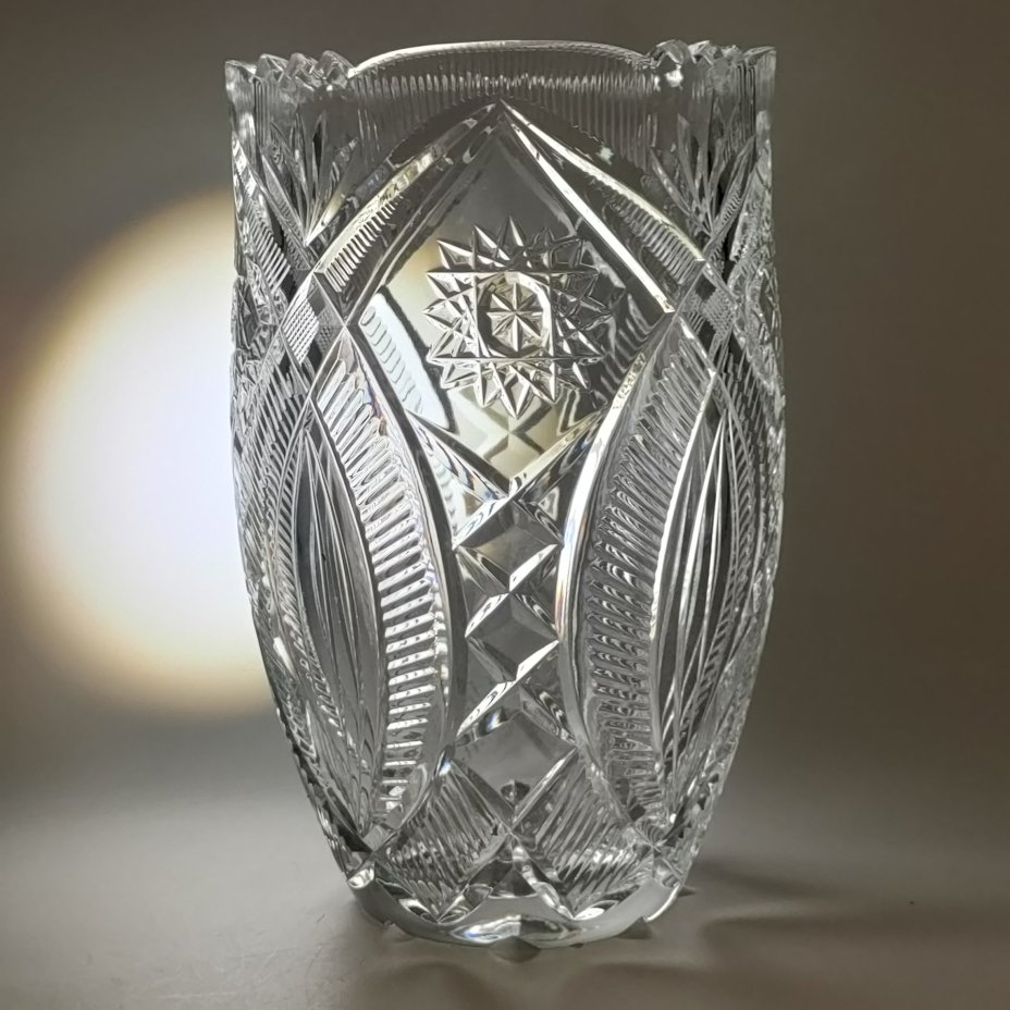 Ваза для цветов с рельефным декором