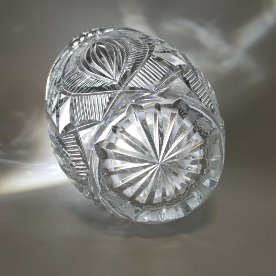 Ваза для цветов с рельефным декором