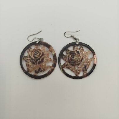 Серьги округлой формы с цветочным декором