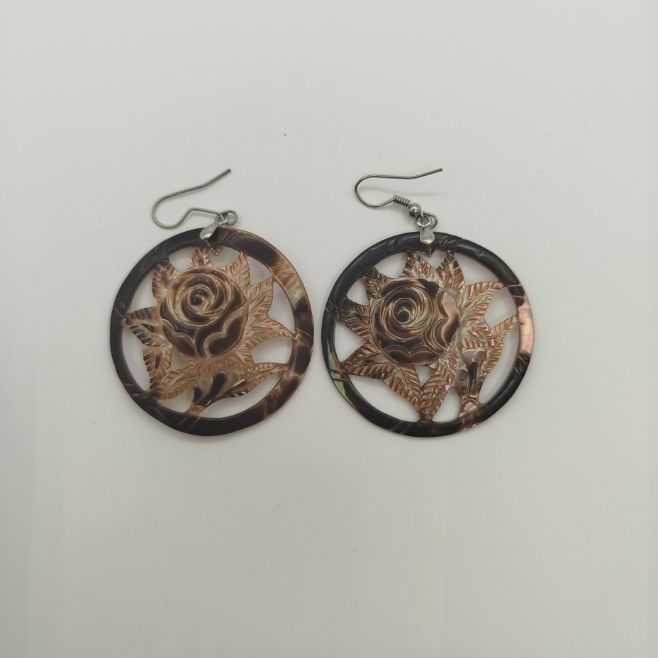 Серьги округлой формы с цветочным декором