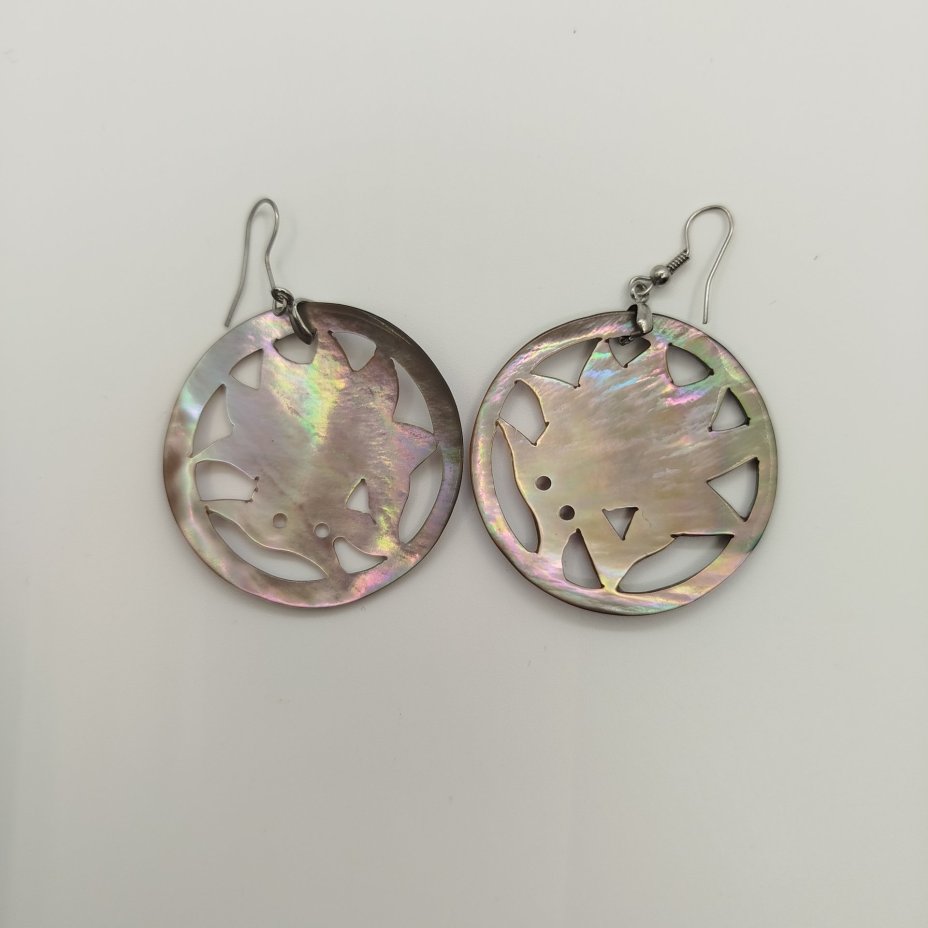 Серьги округлой формы с цветочным декором