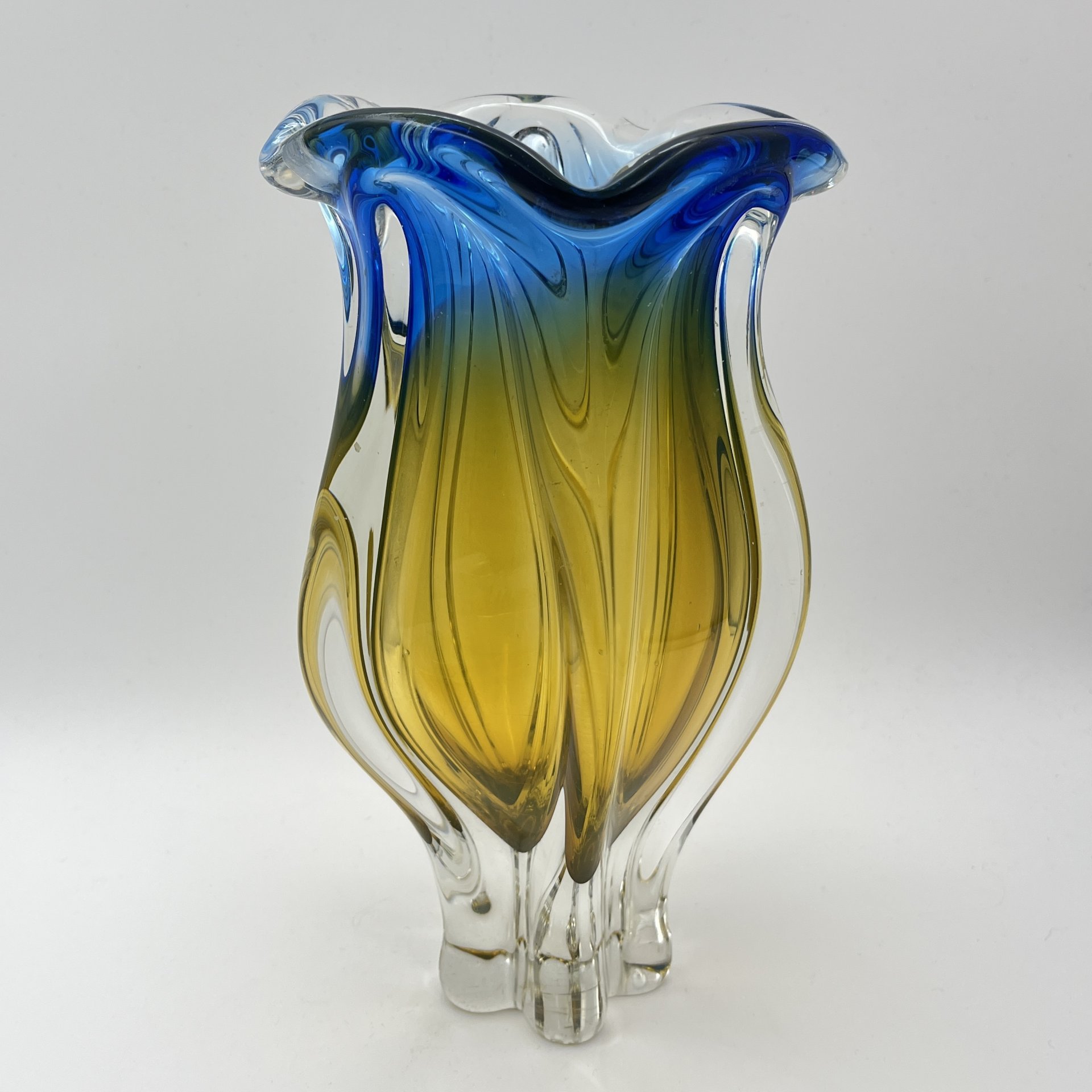 Ваза интерьерная в сине-желтой гамме, автор Йозеф Господка  (Josef Hospodka), номер декора: 119/1/22, стекло, гутная техника, Хршибский стекольный завод (Chřibská), Чехословакия, 1970-1980 гг.