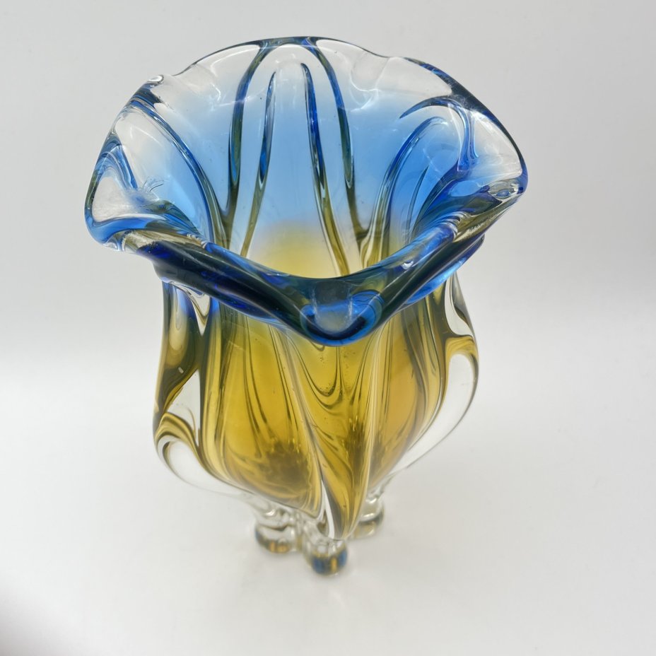 Ваза интерьерная в сине-желтой гамме, автор Йозеф Господка  (Josef Hospodka), номер декора: 119/1/22, стекло, гутная техника, Хршибский стекольный завод (Chřibská), Чехословакия, 1970-1980 гг.