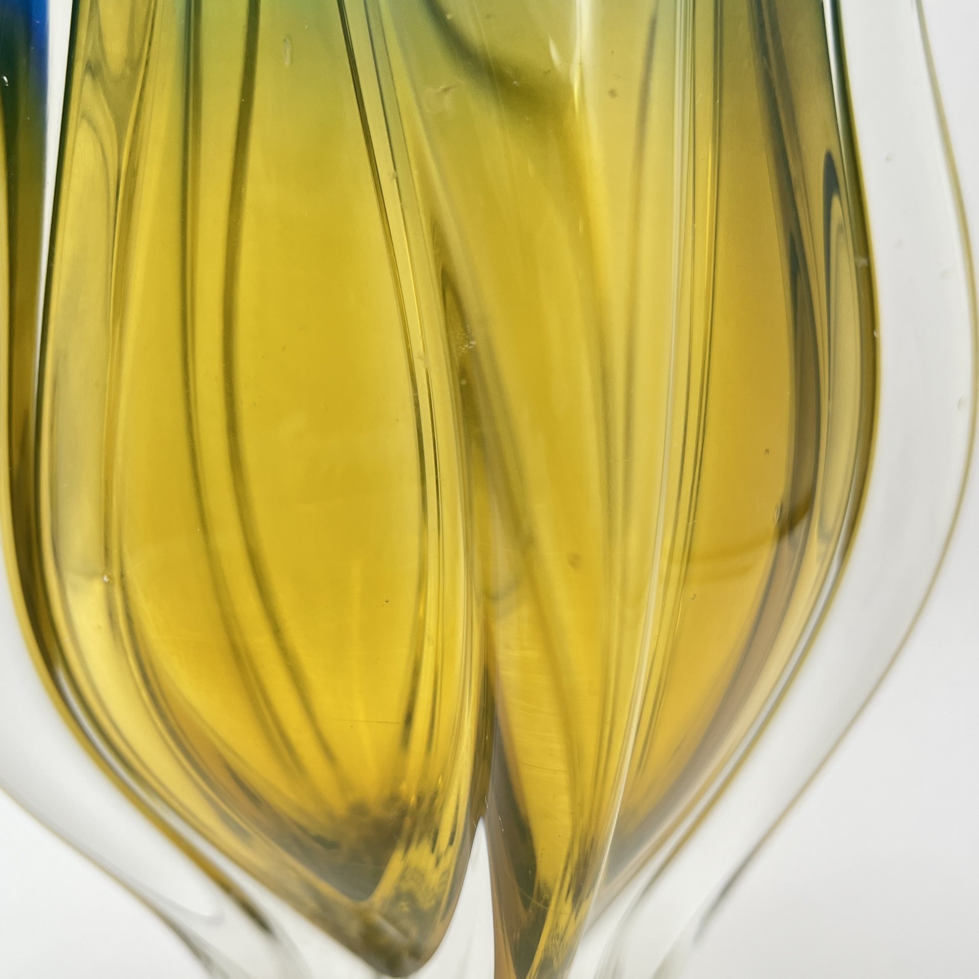 Ваза интерьерная в сине-желтой гамме, автор Йозеф Господка  (Josef Hospodka), номер декора: 119/1/22, стекло, гутная техника, Хршибский стекольный завод (Chřibská), Чехословакия, 1970-1980 гг.