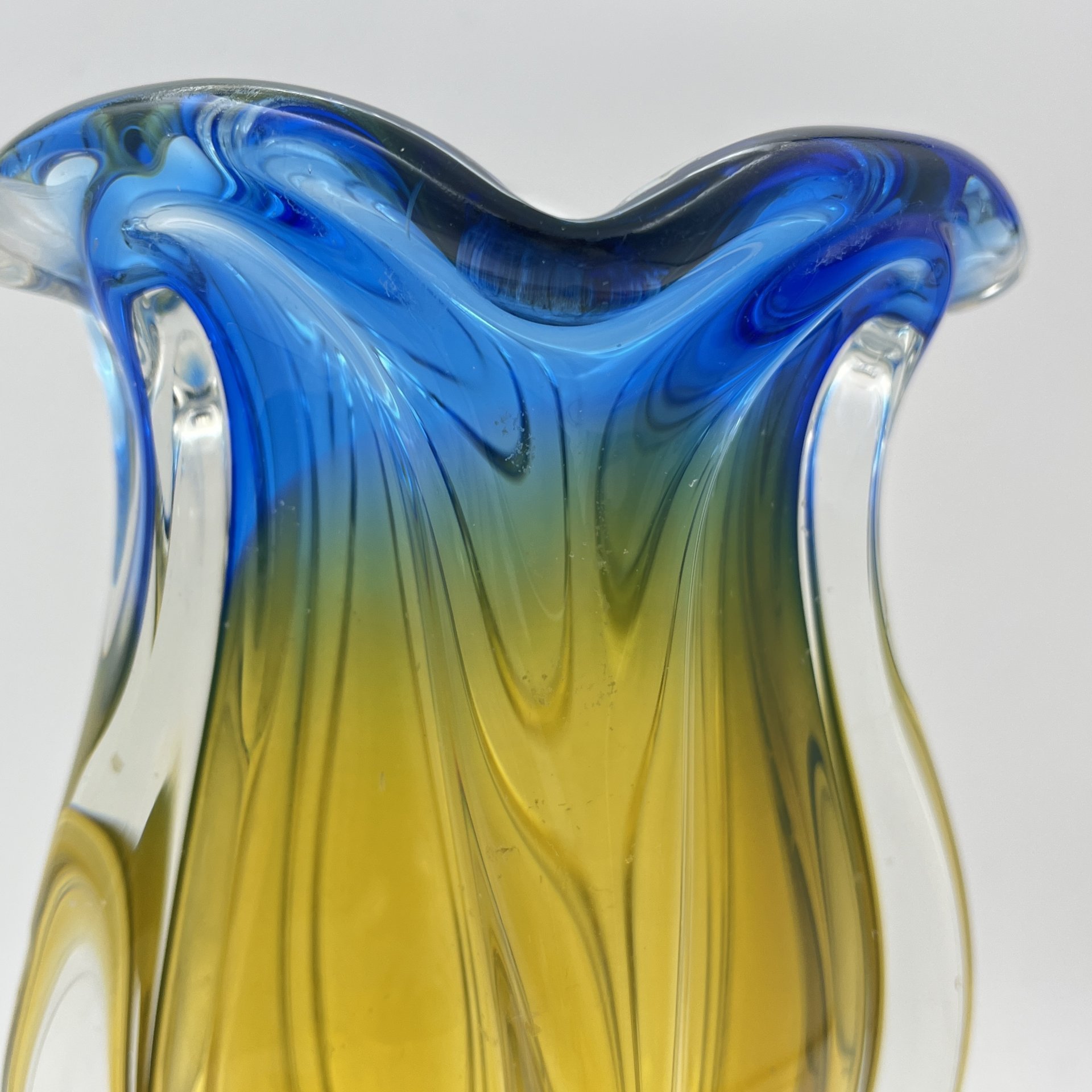 Ваза интерьерная в сине-желтой гамме, автор Йозеф Господка  (Josef Hospodka), номер декора: 119/1/22, стекло, гутная техника, Хршибский стекольный завод (Chřibská), Чехословакия, 1970-1980 гг.