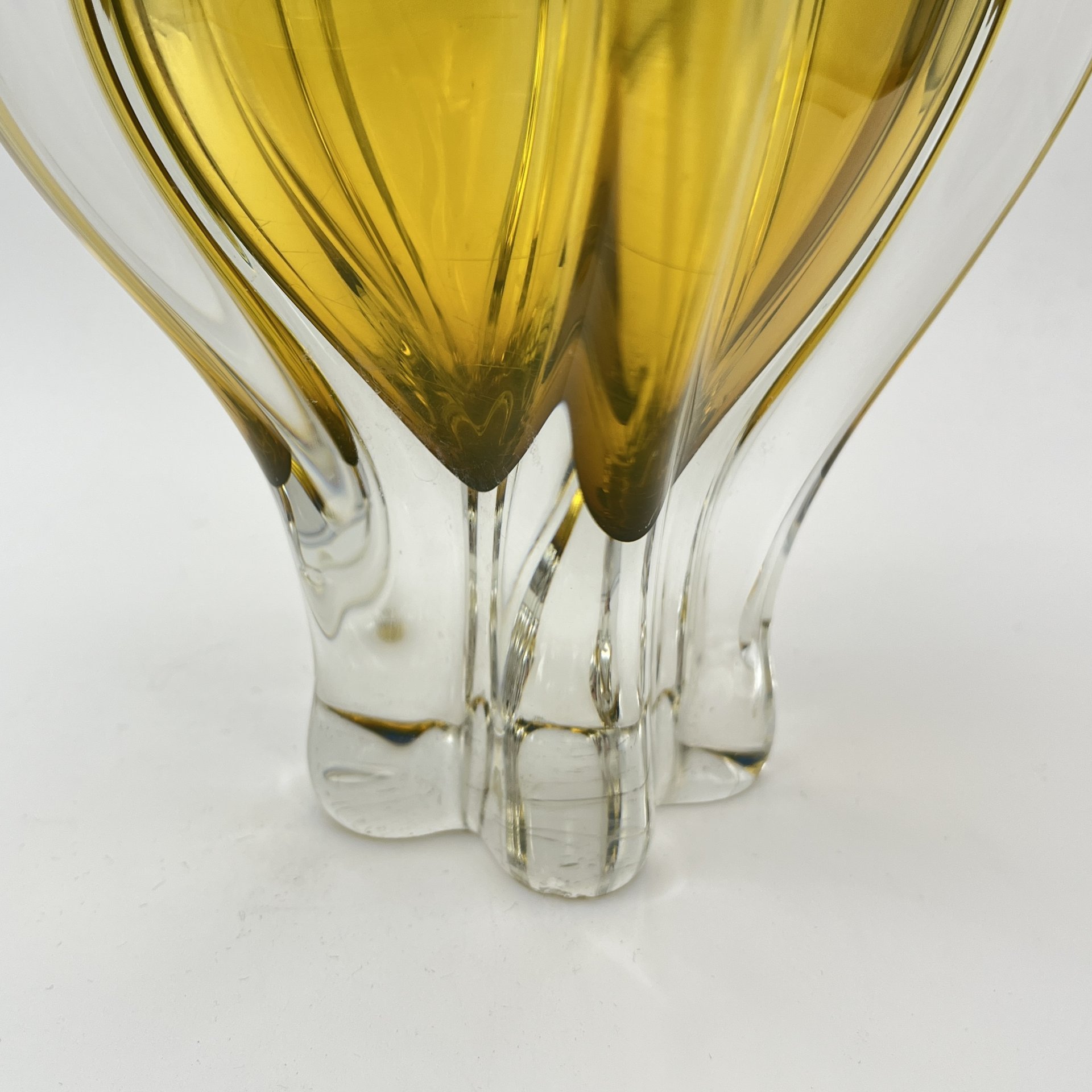 Ваза интерьерная в сине-желтой гамме, автор Йозеф Господка  (Josef Hospodka), номер декора: 119/1/22, стекло, гутная техника, Хршибский стекольный завод (Chřibská), Чехословакия, 1970-1980 гг.