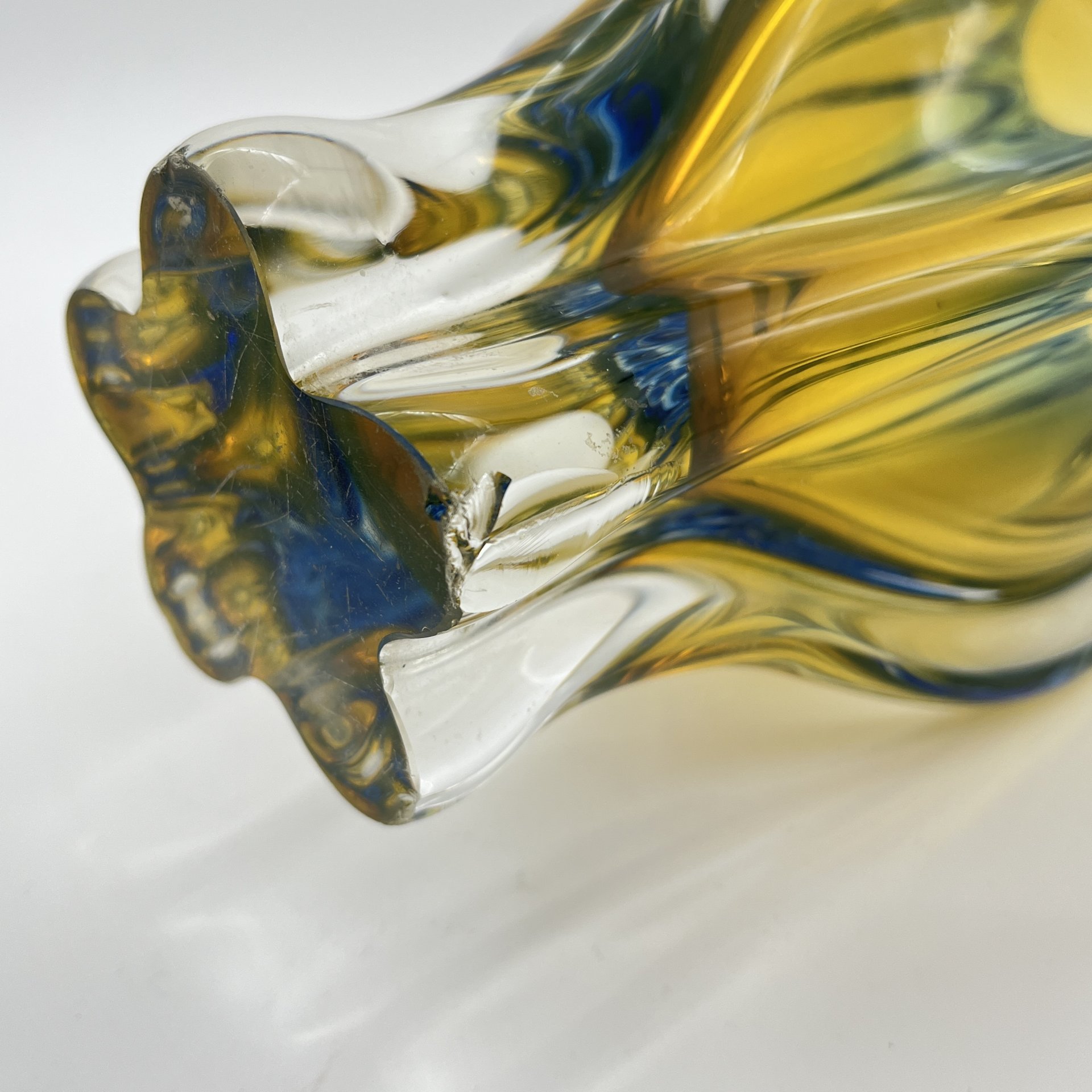 Ваза интерьерная в сине-желтой гамме, автор Йозеф Господка  (Josef Hospodka), номер декора: 119/1/22, стекло, гутная техника, Хршибский стекольный завод (Chřibská), Чехословакия, 1970-1980 гг.