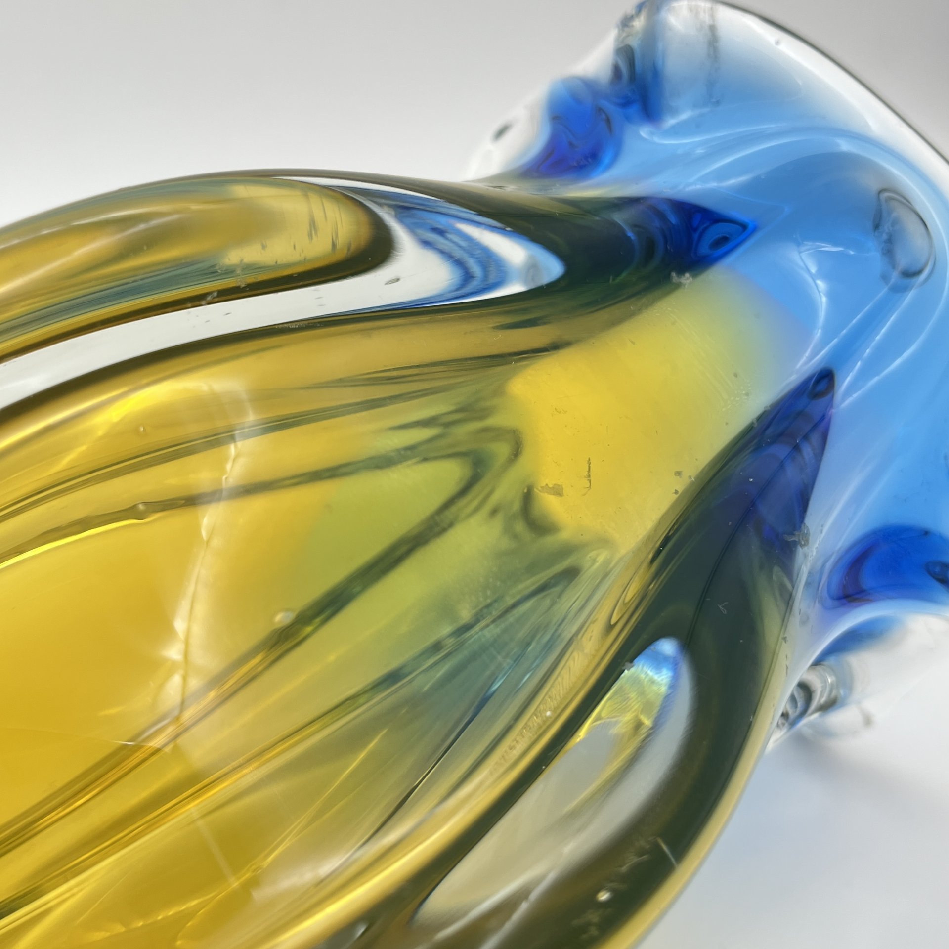 Ваза интерьерная в сине-желтой гамме, автор Йозеф Господка  (Josef Hospodka), номер декора: 119/1/22, стекло, гутная техника, Хршибский стекольный завод (Chřibská), Чехословакия, 1970-1980 гг.