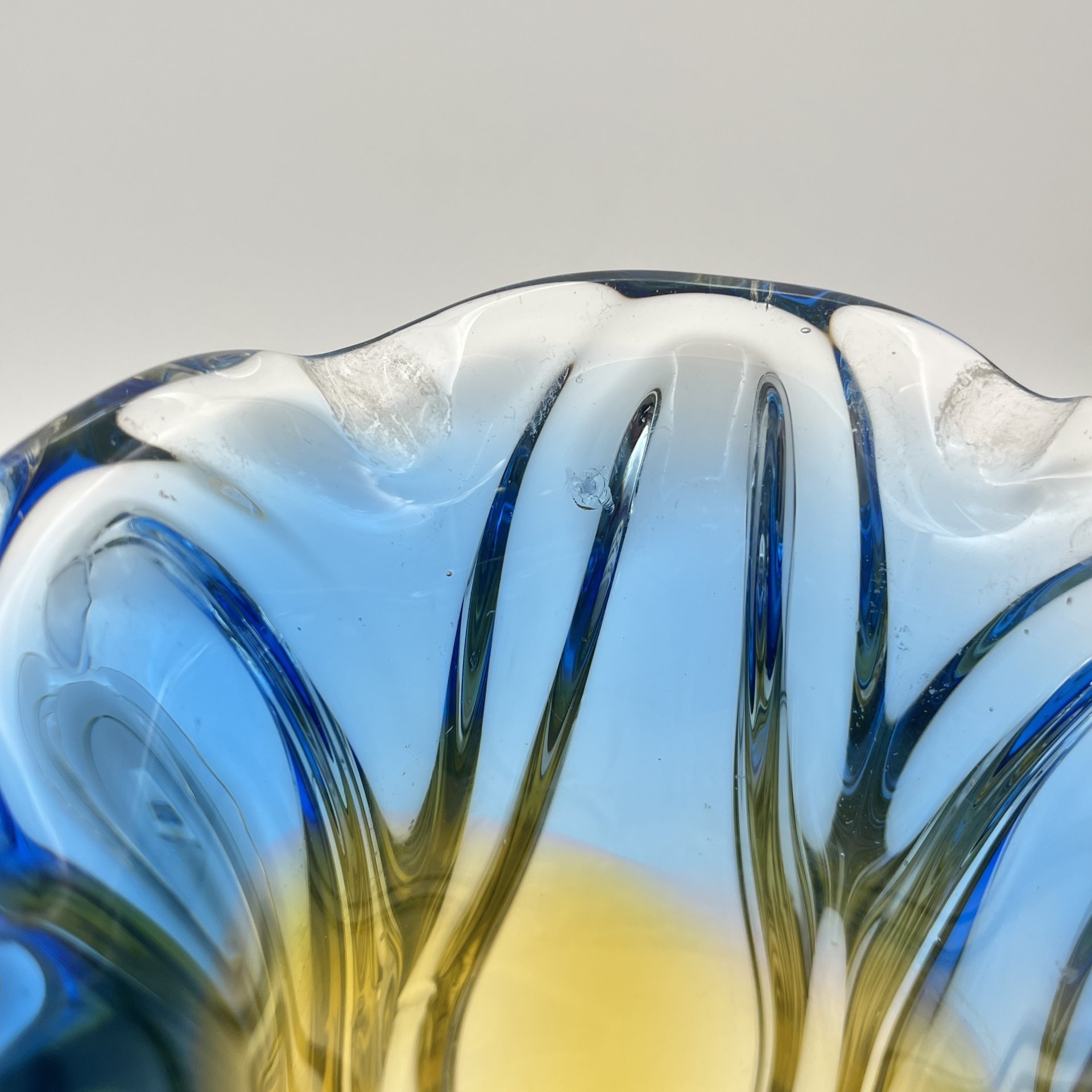 Ваза интерьерная в сине-желтой гамме, автор Йозеф Господка  (Josef Hospodka), номер декора: 119/1/22, стекло, гутная техника, Хршибский стекольный завод (Chřibská), Чехословакия, 1970-1980 гг.