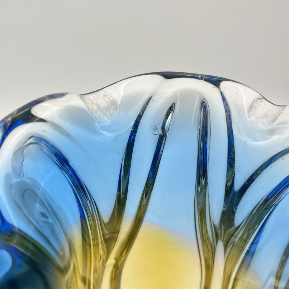 Ваза интерьерная в сине-желтой гамме, автор Йозеф Господка  (Josef Hospodka), номер декора: 119/1/22, стекло, гутная техника, Хршибский стекольный завод (Chřibská), Чехословакия, 1970-1980 гг.