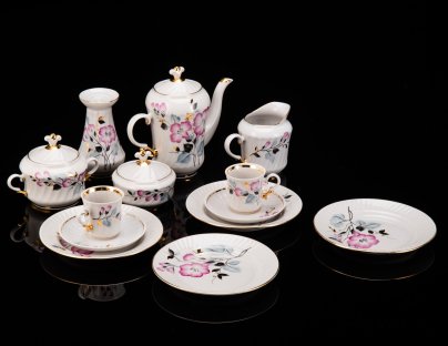 Сервиз кофейный с цветочным декором на 2 персоны (13 предметов), фарфор, роспись, золочение, Краснодарский фарфорово-фаянсовый завод «Чайка», СССР, 1970-1992 гг.