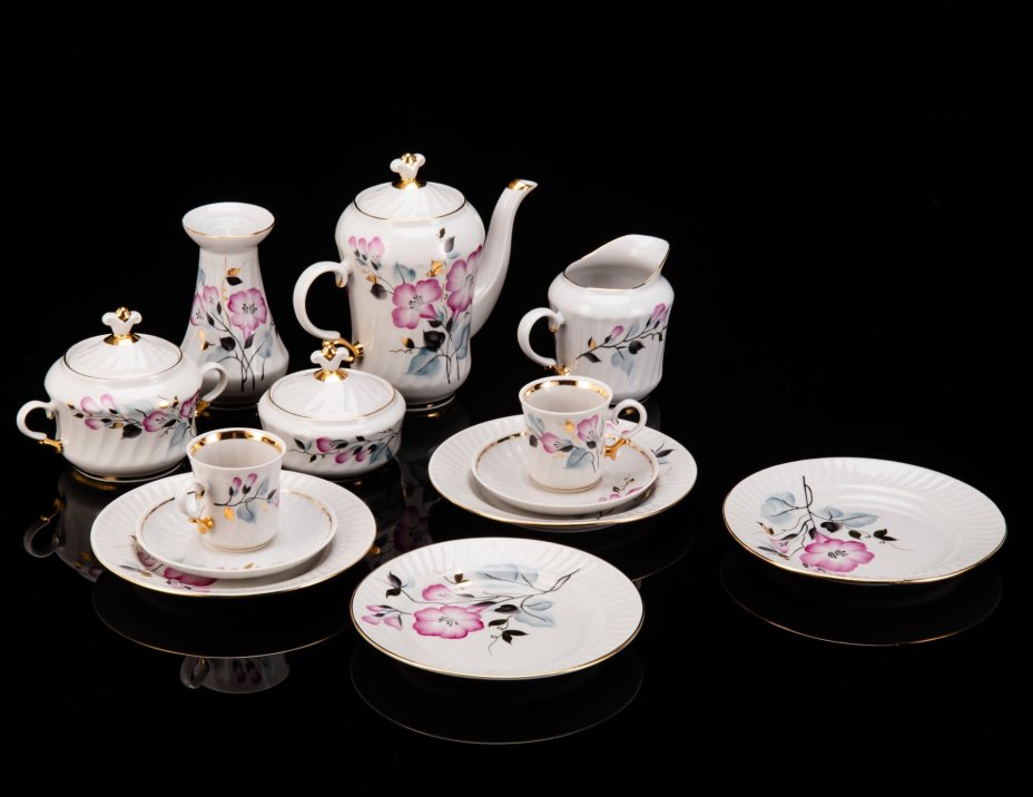 Сервиз кофейный с цветочным декором на 2 персоны (13 предметов), фарфор, роспись, золочение, Краснодарский фарфорово-фаянсовый завод «Чайка», СССР, 1970-1992 гг.