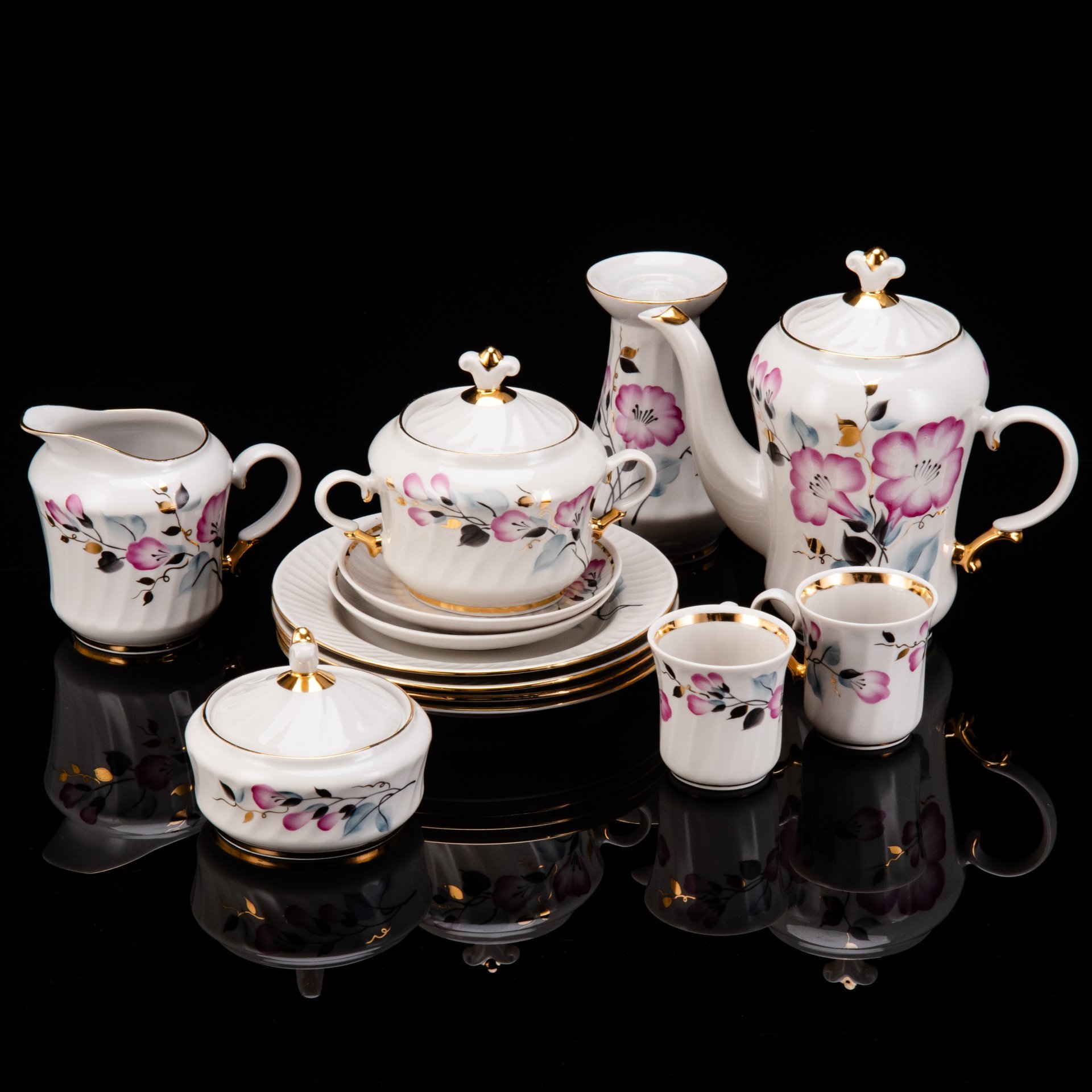 Сервиз кофейный с цветочным декором на 2 персоны (13 предметов), фарфор, роспись, золочение, Краснодарский фарфорово-фаянсовый завод «Чайка», СССР, 1970-1992 гг.
