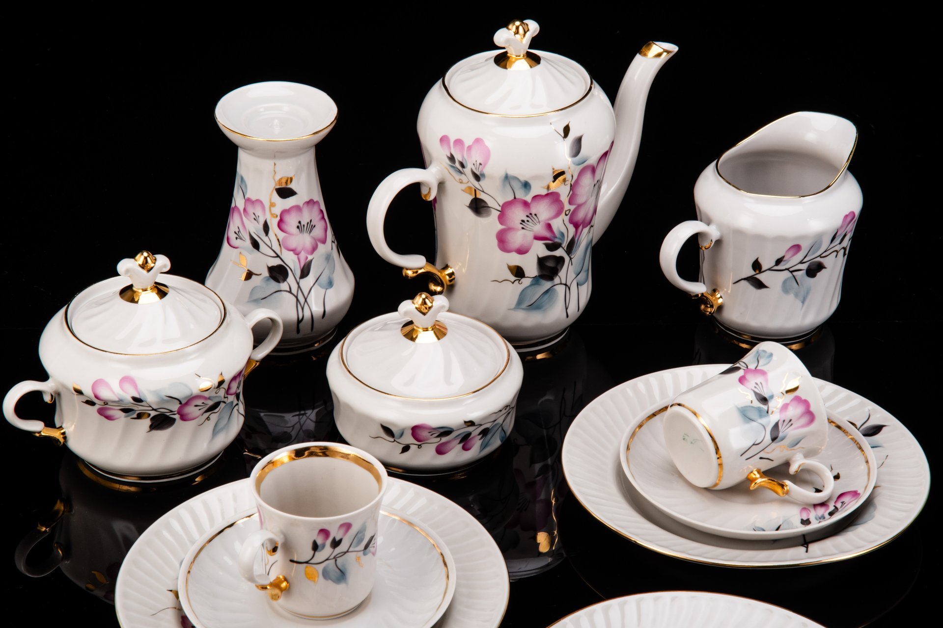 Сервиз кофейный с цветочным декором на 2 персоны (13 предметов), фарфор, роспись, золочение, Краснодарский фарфорово-фаянсовый завод «Чайка», СССР, 1970-1992 гг.