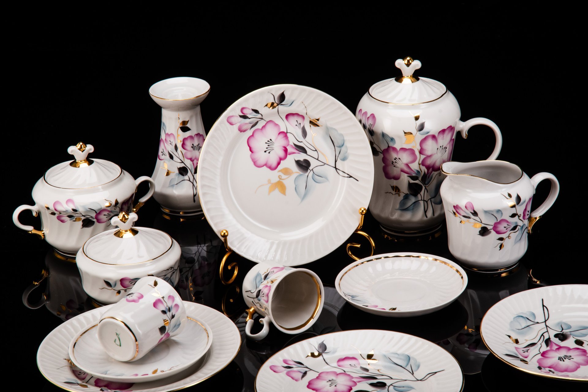 Сервиз кофейный с цветочным декором на 2 персоны (13 предметов), фарфор, роспись, золочение, Краснодарский фарфорово-фаянсовый завод «Чайка», СССР, 1970-1992 гг.
