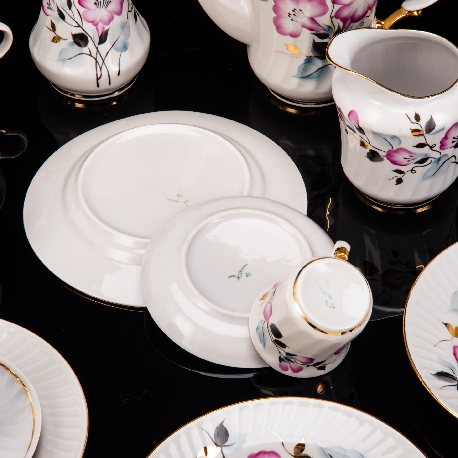 Сервиз кофейный с цветочным декором на 2 персоны (13 предметов), фарфор, роспись, золочение, Краснодарский фарфорово-фаянсовый завод «Чайка», СССР, 1970-1992 гг.