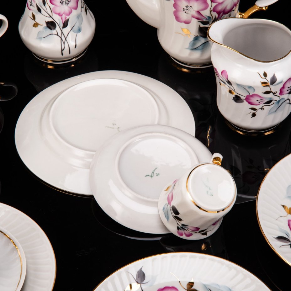 Сервиз кофейный с цветочным декором на 2 персоны (13 предметов), фарфор, роспись, золочение, Краснодарский фарфорово-фаянсовый завод «Чайка», СССР, 1970-1992 гг.