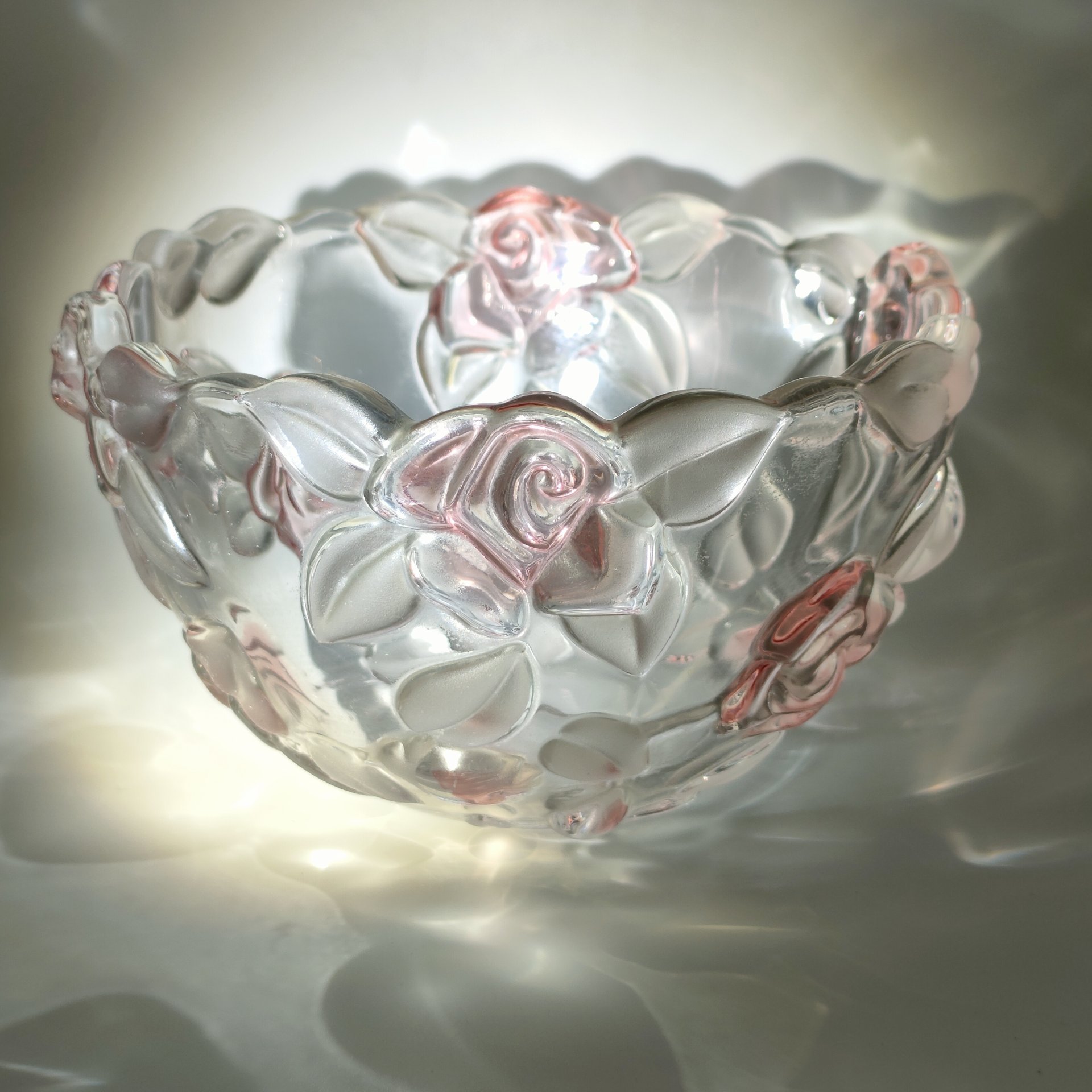 Ваза для конфет с цветочным декором и фигурным бортом, цветное стекло, матирование, Walther Glas, Германия, 1980-2000 гг.