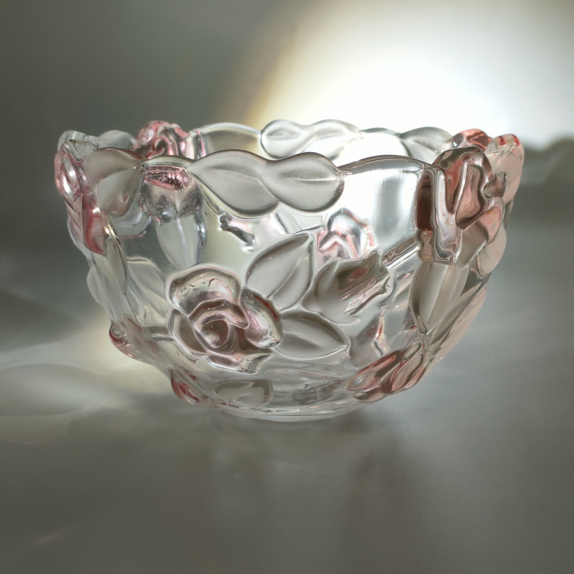 Ваза для конфет с цветочным декором и фигурным бортом, цветное стекло, матирование, Walther Glas, Германия, 1980-2000 гг.