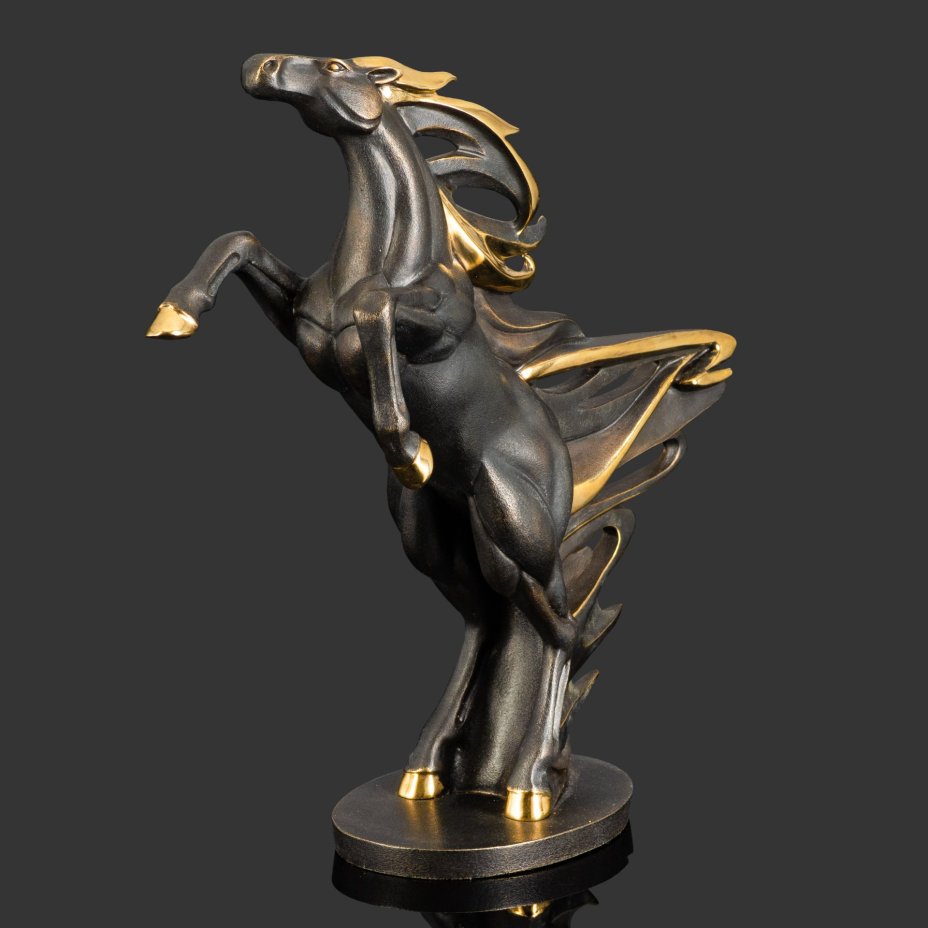 Скульптура  "Конь Огненный"