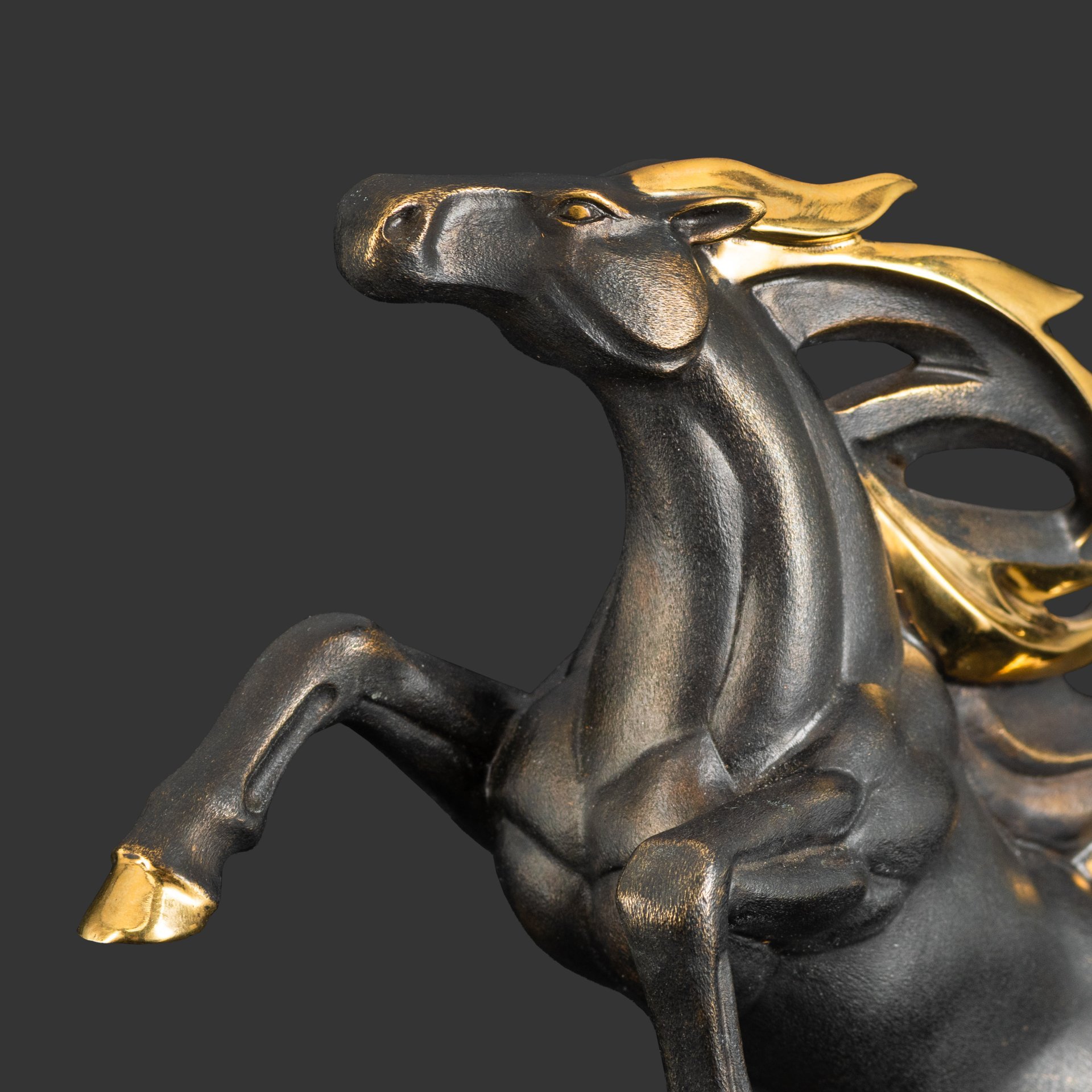 Скульптура  "Конь Огненный"