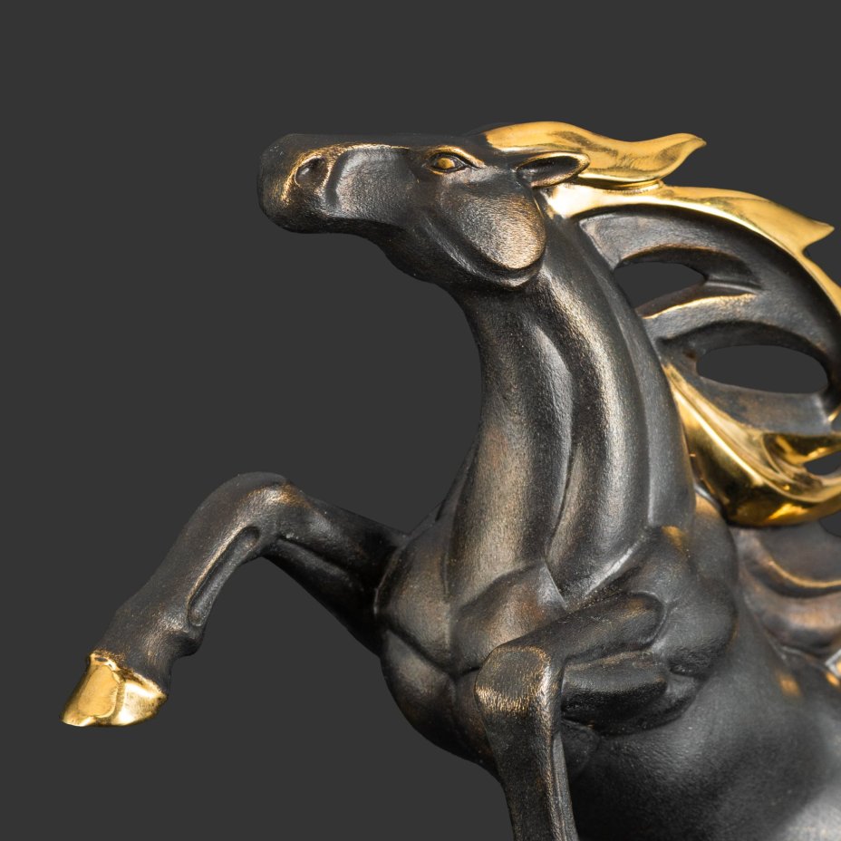 Скульптура  "Конь Огненный"