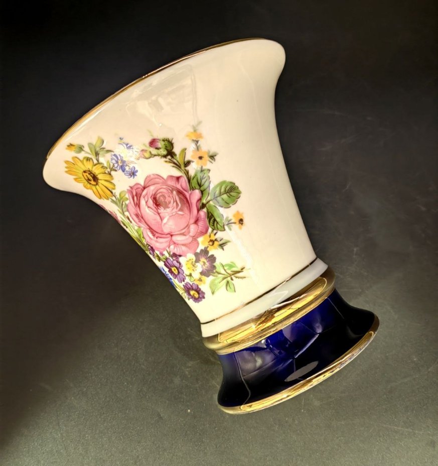 Ваза украшенная рисунком "Мейсенский букет", Royal Dux