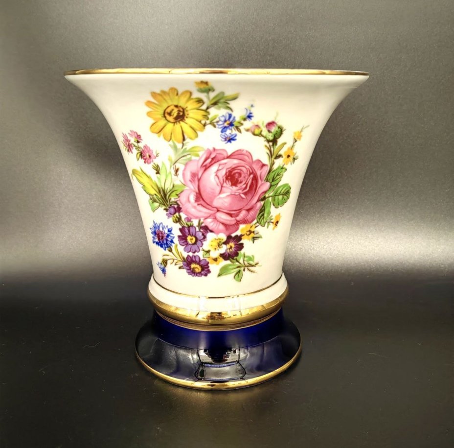 Ваза украшенная рисунком "Мейсенский букет", Royal Dux