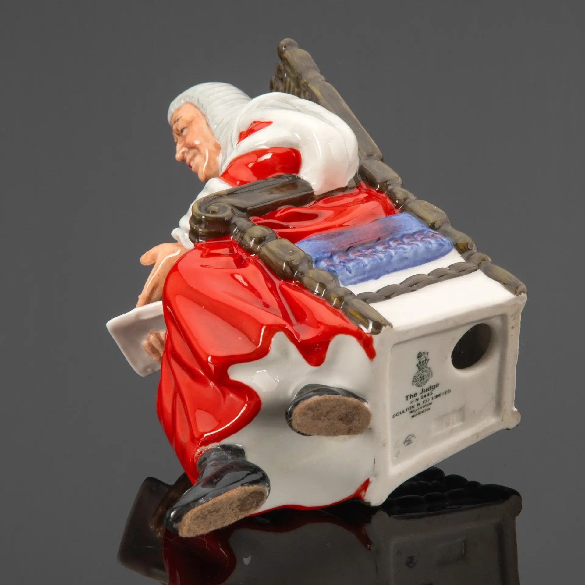 Статуэтка "Судья" ("The Judge"), скульптор Mary Nicoll, Royal Doulton