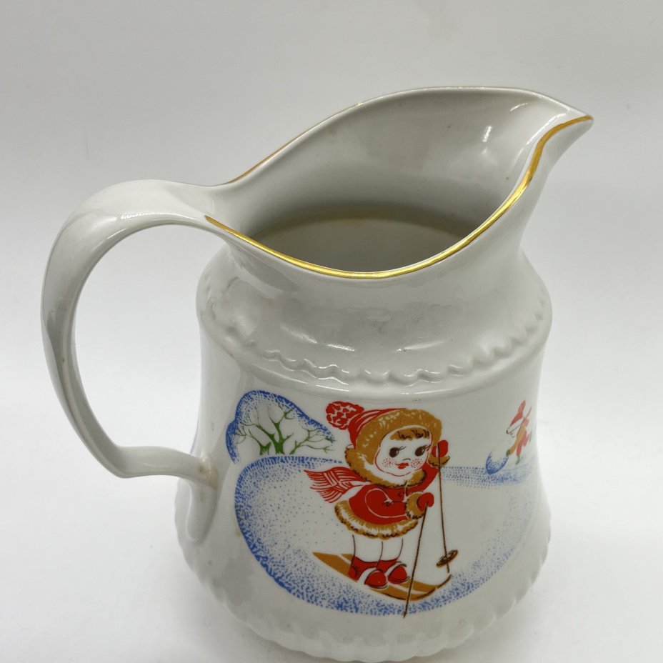 Кувшин из набора детской посуды "Зимние забавы", фарфор, деколь, золочение, Тернопольский фарфоровый завод, СССР, 1970-1980 гг.