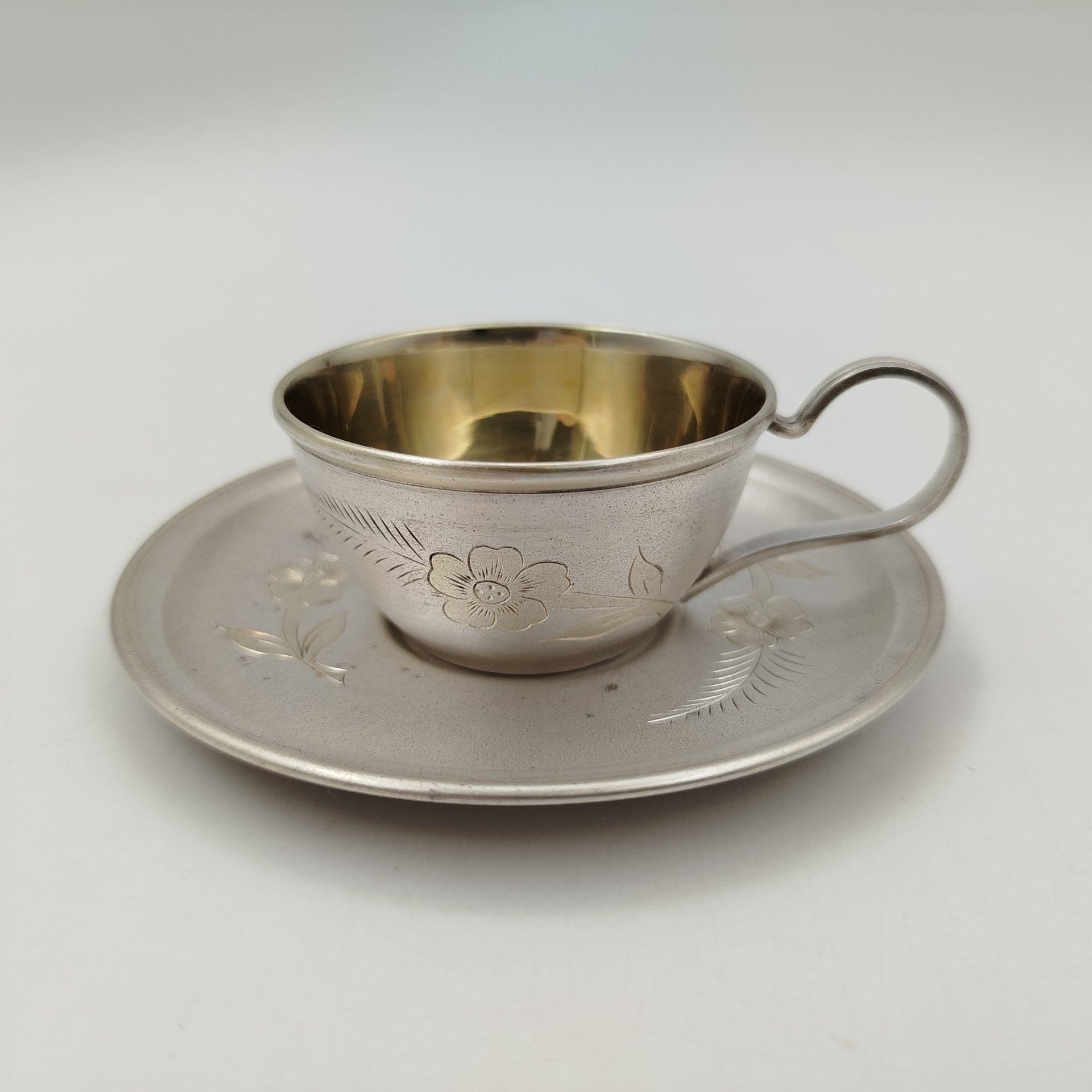 Пара кофейная, украшенная цветочным декором, мНЦ (медь-никель-цинк), золочение, Артель «Московский ювелир», СССР, 1970-1980 гг.