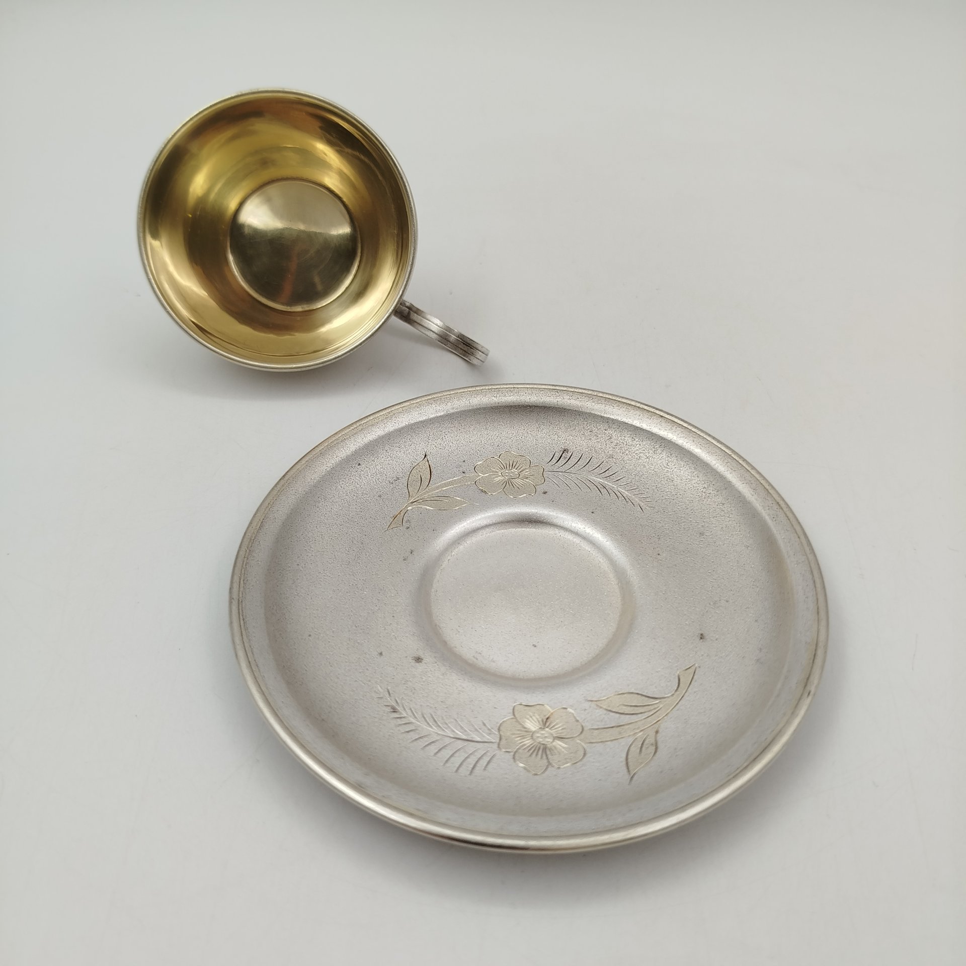 Пара кофейная, украшенная цветочным декором, мНЦ (медь-никель-цинк), золочение, Артель «Московский ювелир», СССР, 1970-1980 гг.