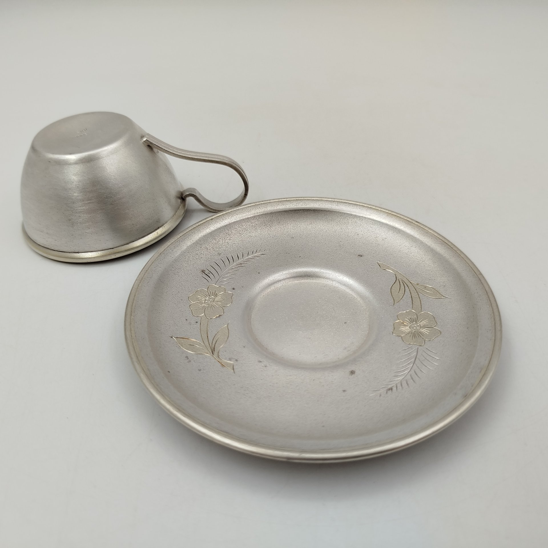 Пара кофейная, украшенная цветочным декором, мНЦ (медь-никель-цинк), золочение, Артель «Московский ювелир», СССР, 1970-1980 гг.