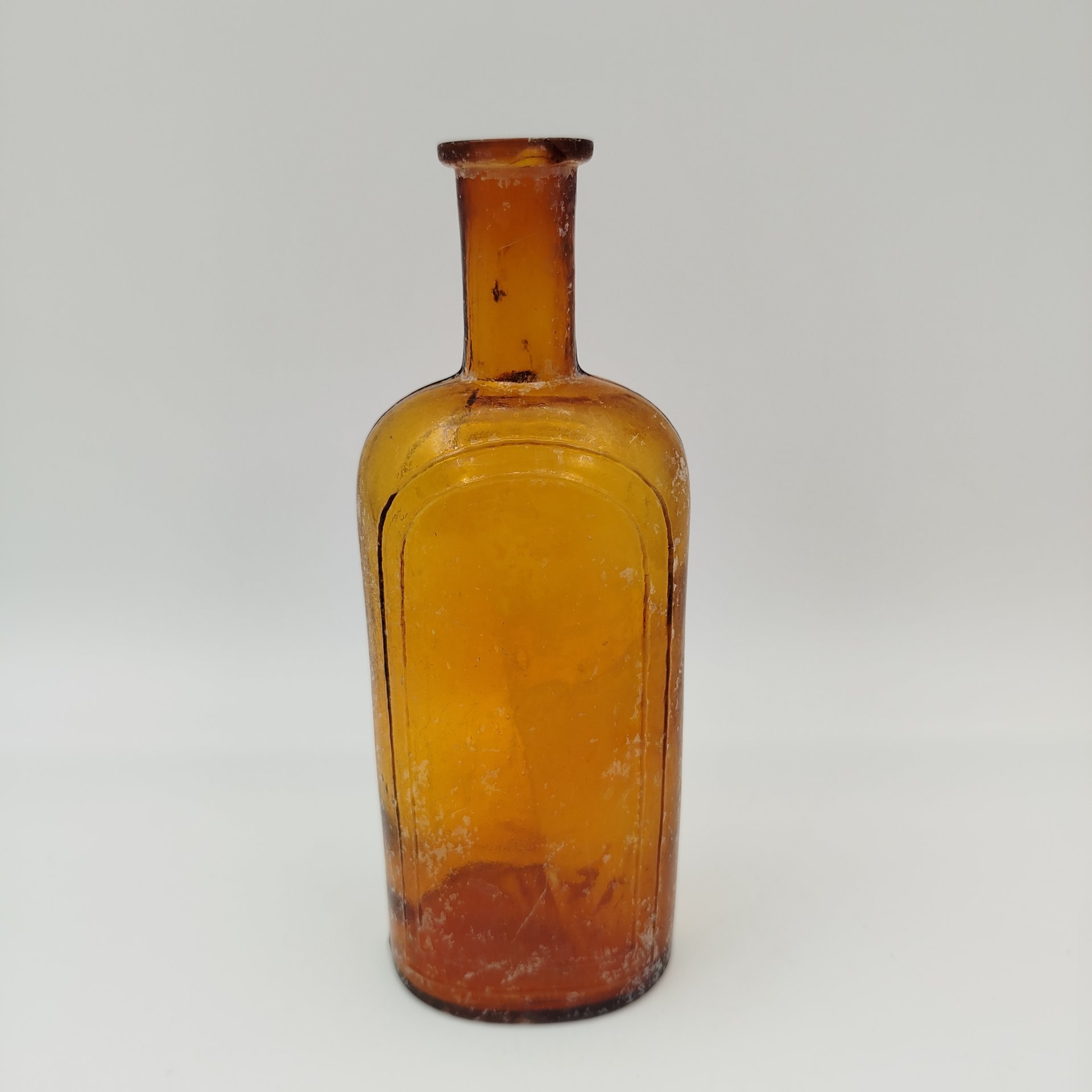 Флакон янтарного оттенка с филенками на тулове, стекло, Европа, 1900-1940 гг.