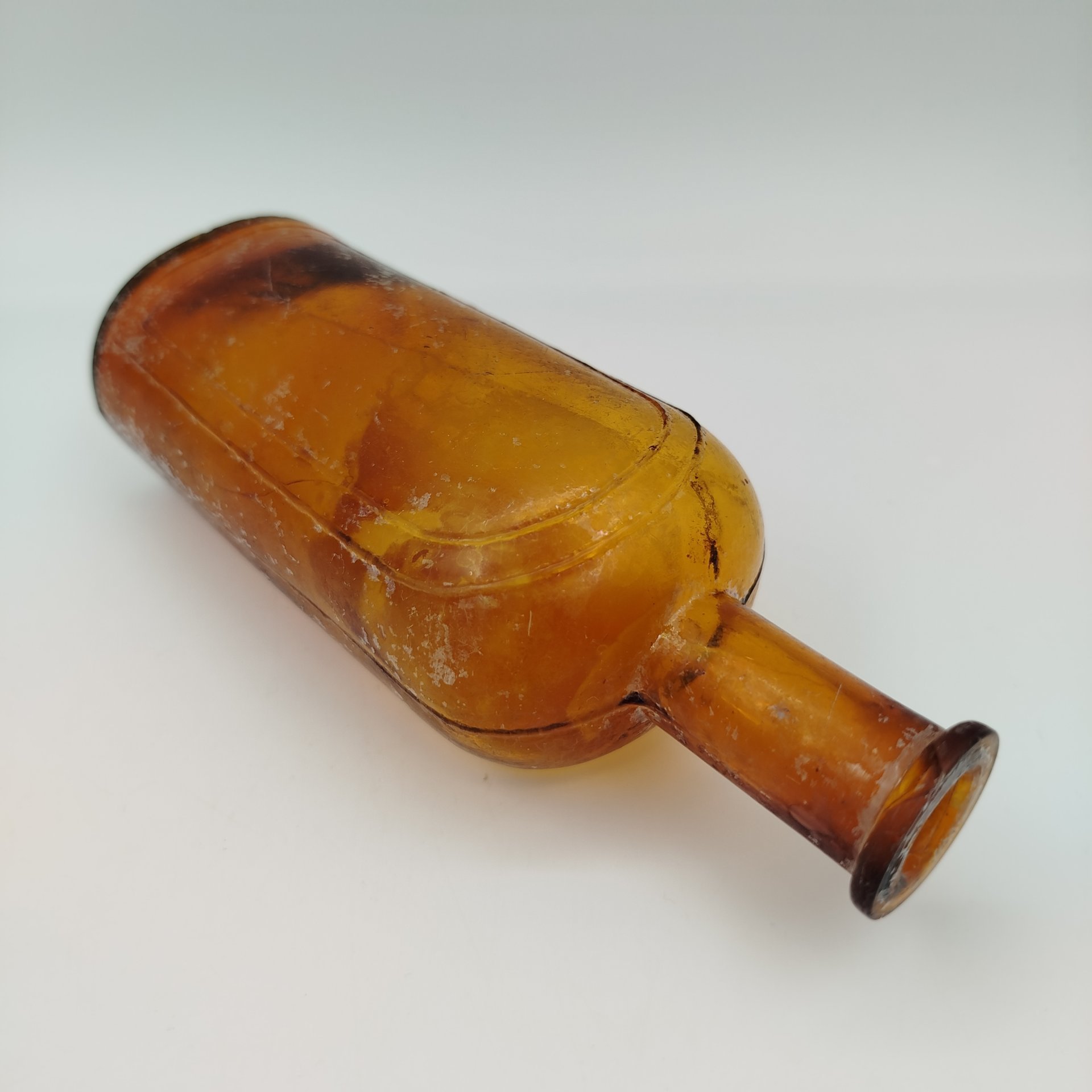 Флакон янтарного оттенка с филенками на тулове, стекло, Европа, 1900-1940 гг.