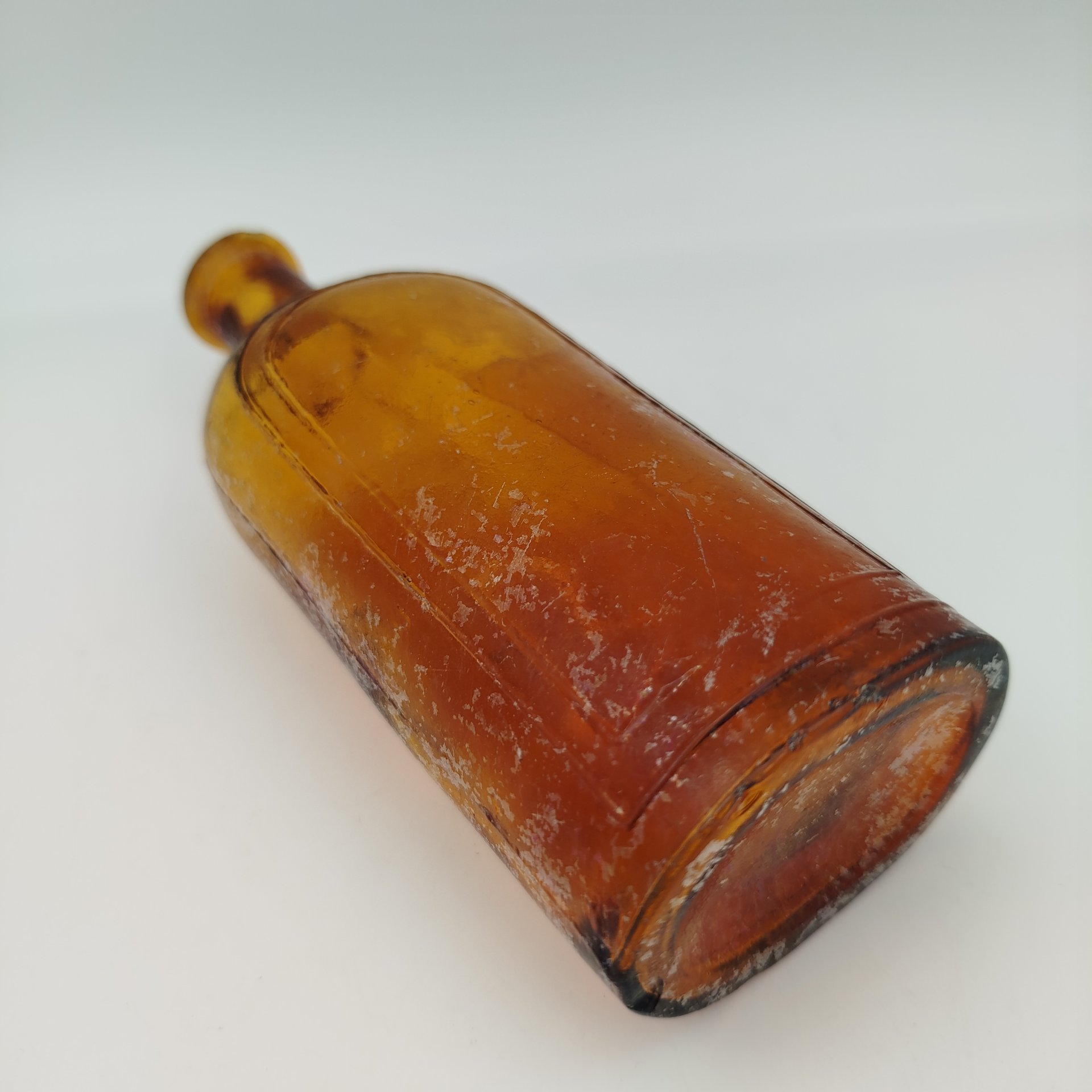 Флакон янтарного оттенка с филенками на тулове, стекло, Европа, 1900-1940 гг.