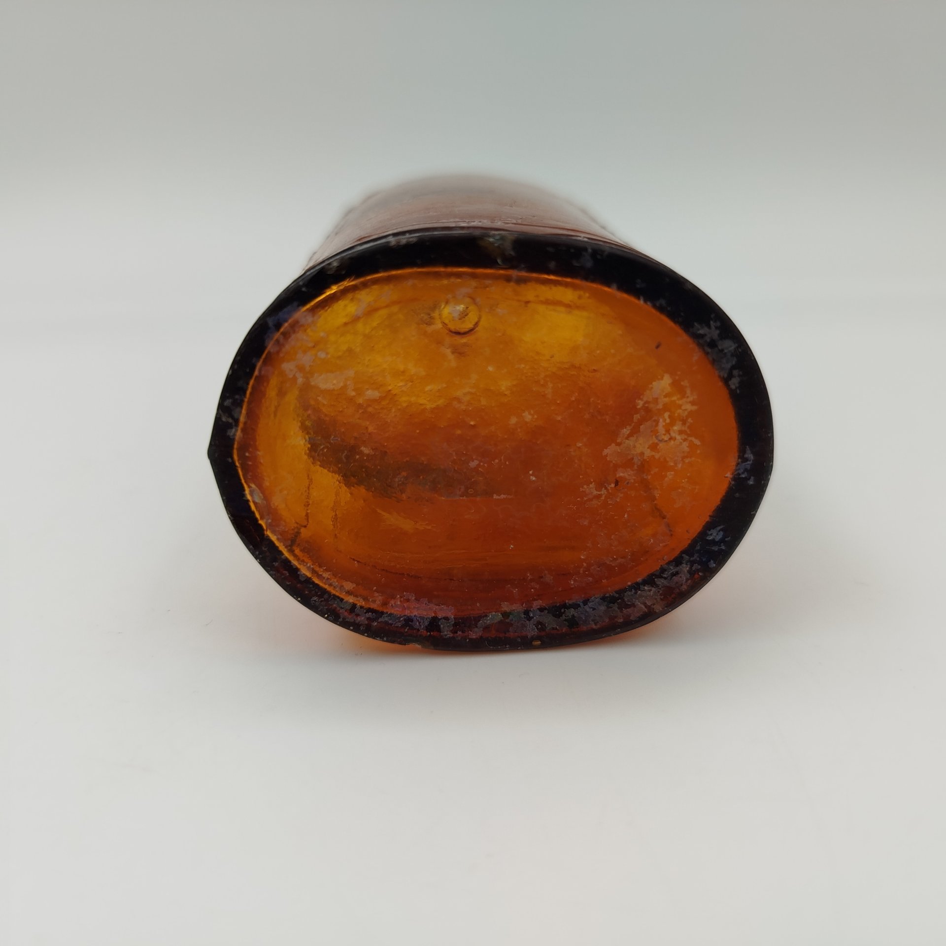 Флакон янтарного оттенка с филенками на тулове, стекло, Европа, 1900-1940 гг.