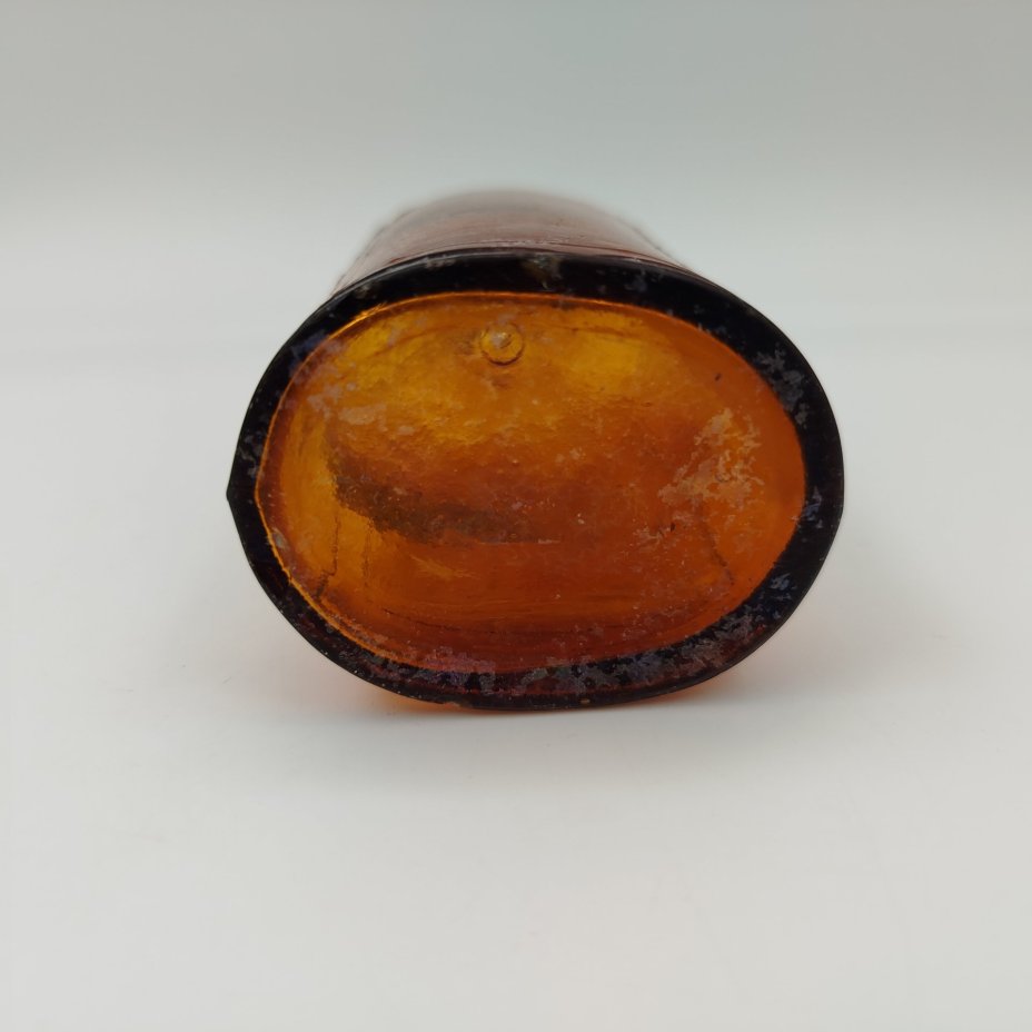 Флакон янтарного оттенка с филенками на тулове