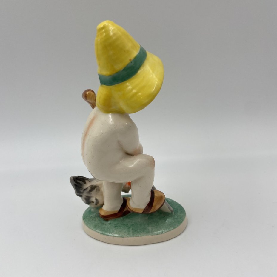 Статуэтка "Мальчик с курицей", фаянс, роспись, Hertwig & Co., Германия, 1941-1958 гг.