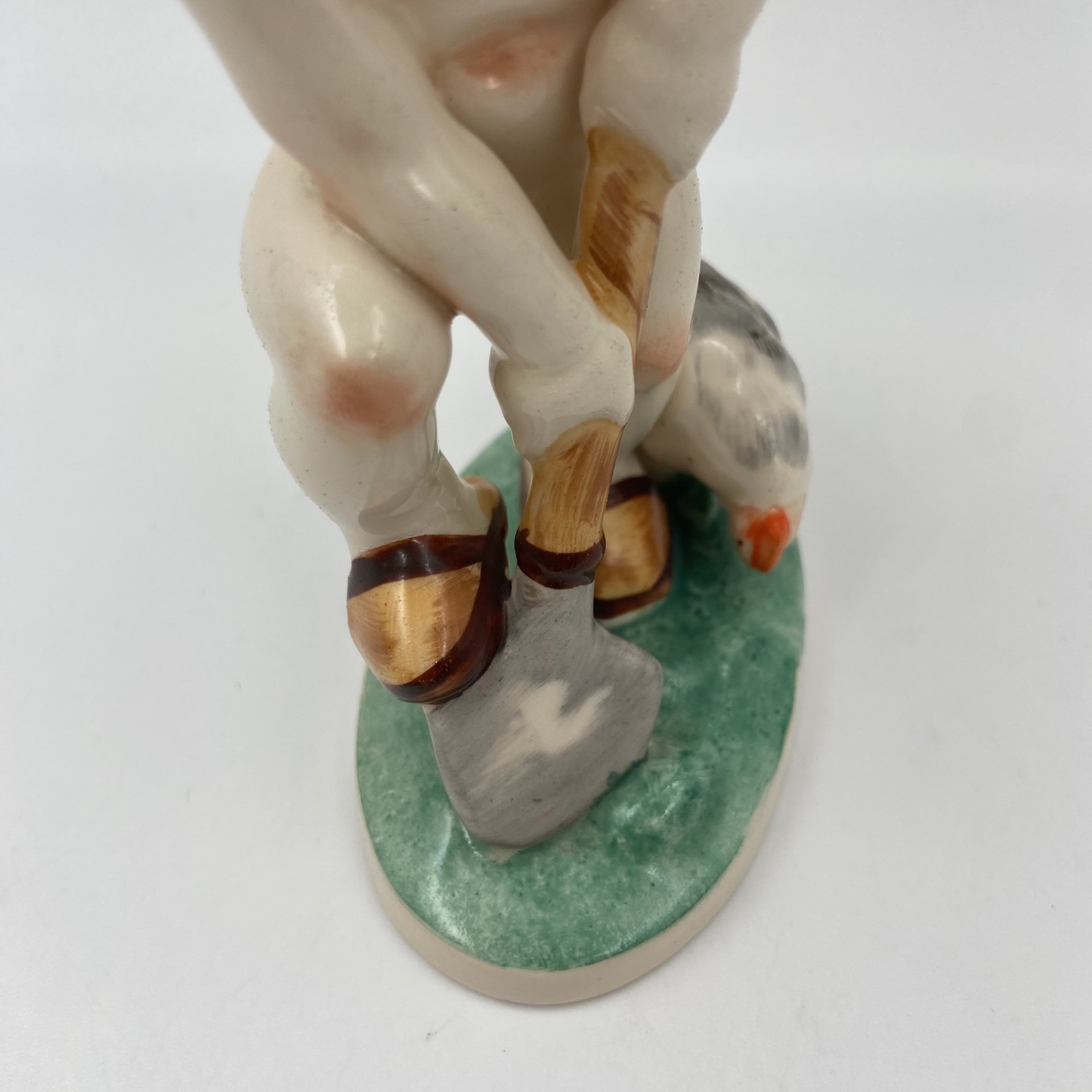 Статуэтка "Мальчик с курицей", фаянс, роспись, Hertwig & Co., Германия, 1941-1958 гг.