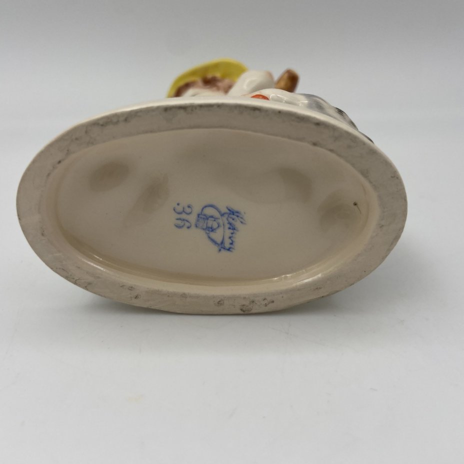 Статуэтка "Мальчик с курицей", фаянс, роспись, Hertwig & Co., Германия, 1941-1958 гг.