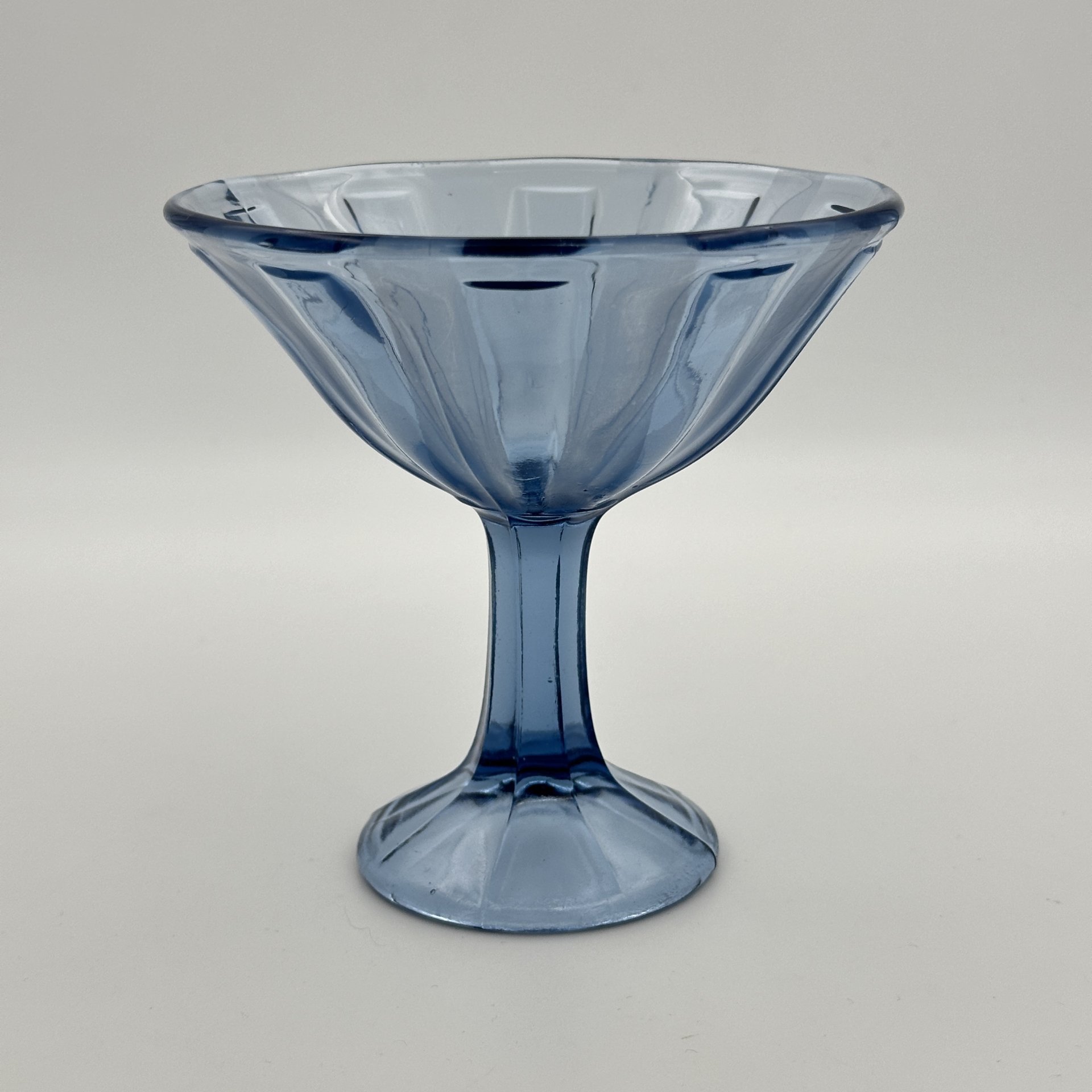 Конфетница синего цвета, стекло, Стеклозавод «Неман», СССР, 1950-1960 гг., Стеклозавод «Неман»