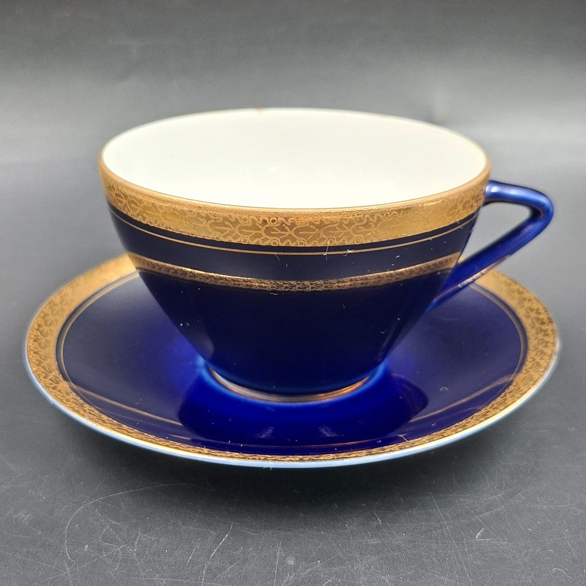 Пара чайная с орнаментом в виде дубовых листьев, автор формы "Утро" В.Л. Семенов, фарфор, крытье кобальтом, золочение, Ленинградский фарфоровый завод (ЛФЗ), СССР, 1960-1970 гг.