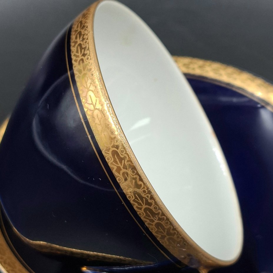 Пара чайная с орнаментом в виде дубовых листьев, автор формы "Утро" В.Л. Семенов, фарфор, крытье кобальтом, золочение, Ленинградский фарфоровый завод (ЛФЗ), СССР, 1960-1970 гг.