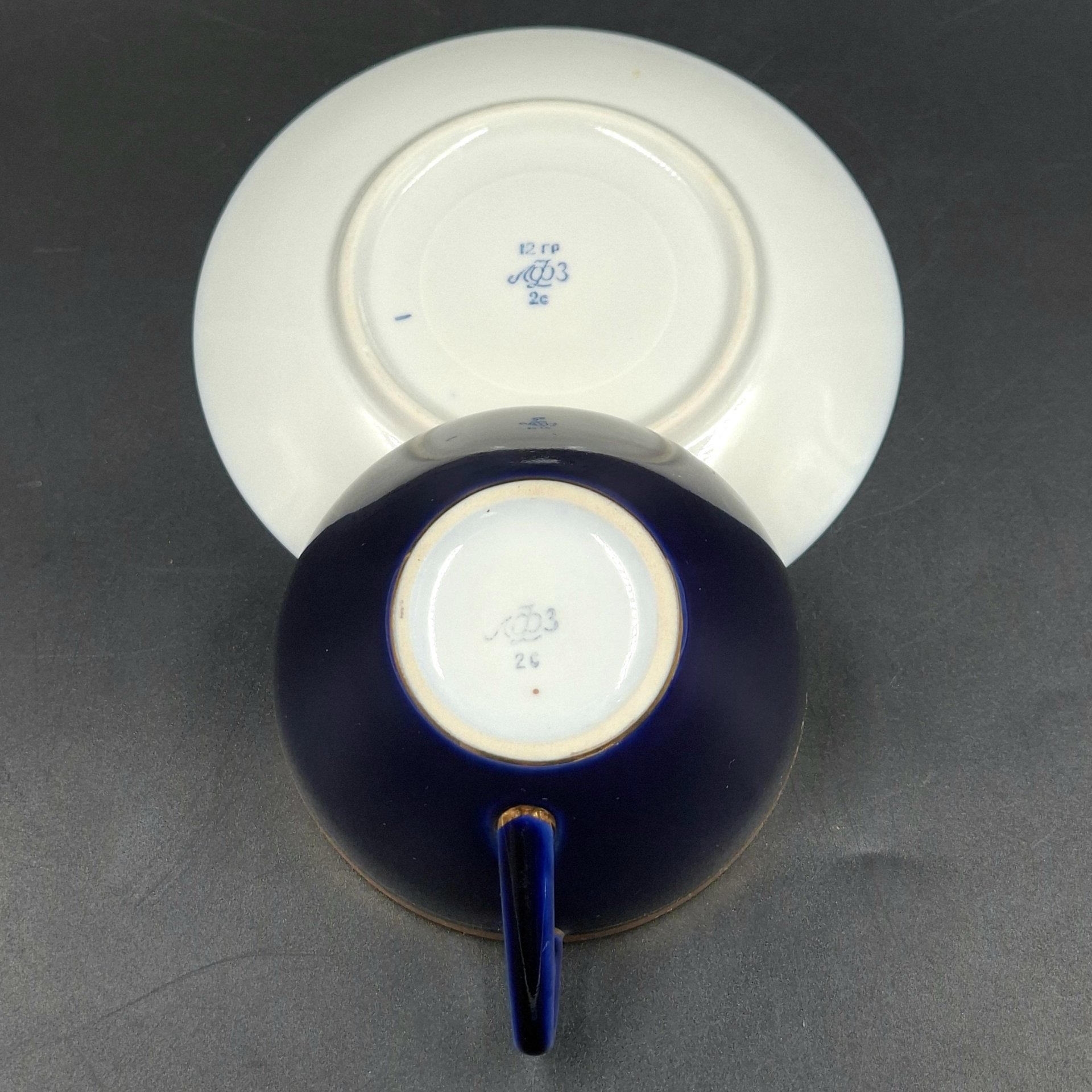 Пара чайная с орнаментом в виде дубовых листьев, автор формы "Утро" В.Л. Семенов, фарфор, крытье кобальтом, золочение, Ленинградский фарфоровый завод (ЛФЗ), СССР, 1960-1970 гг.