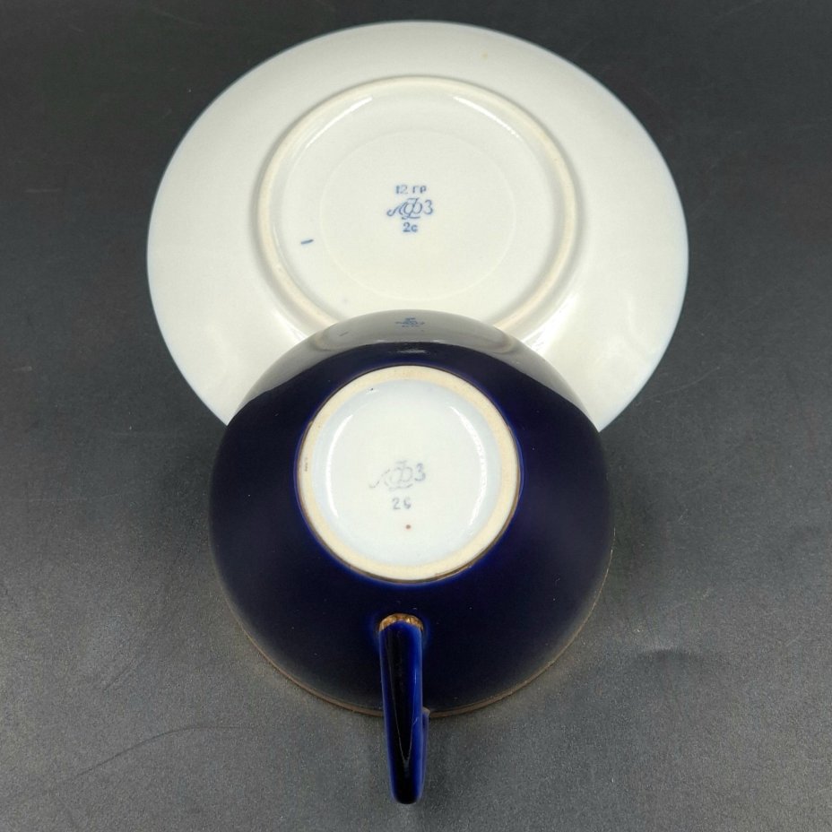 Пара чайная с орнаментом в виде дубовых листьев, автор формы "Утро" В.Л. Семенов, фарфор, крытье кобальтом, золочение, Ленинградский фарфоровый завод (ЛФЗ), СССР, 1960-1970 гг.