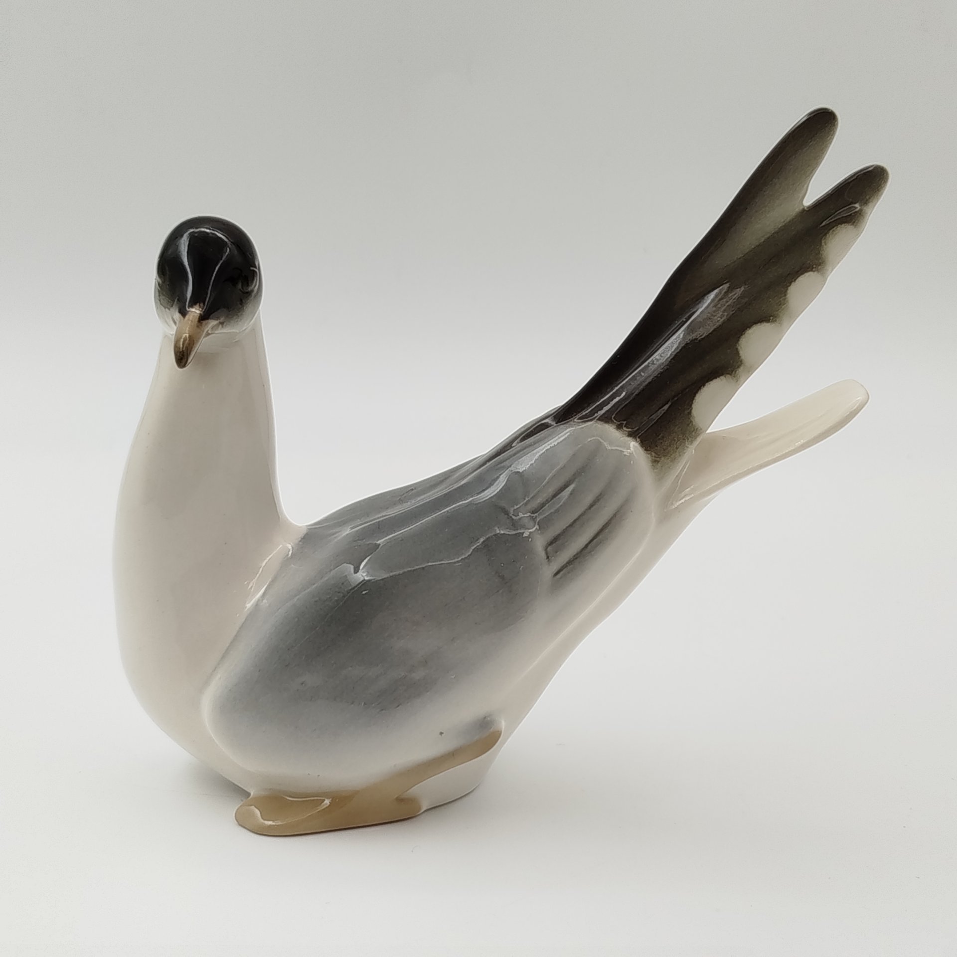 Статуэтка "Чайка", скульптор П.П. Веселов, фарфор, роспись, Ленинградский фарфоровый завод (ЛФЗ), Российская Федерация, 1991-2005 гг.