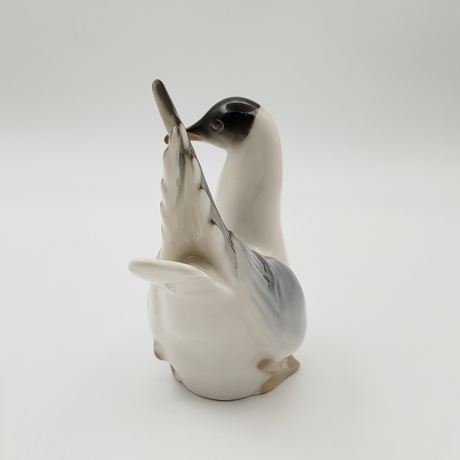 Статуэтка "Чайка", скульптор П.П. Веселов, фарфор, роспись, Ленинградский фарфоровый завод (ЛФЗ), Российская Федерация, 1991-2005 гг.