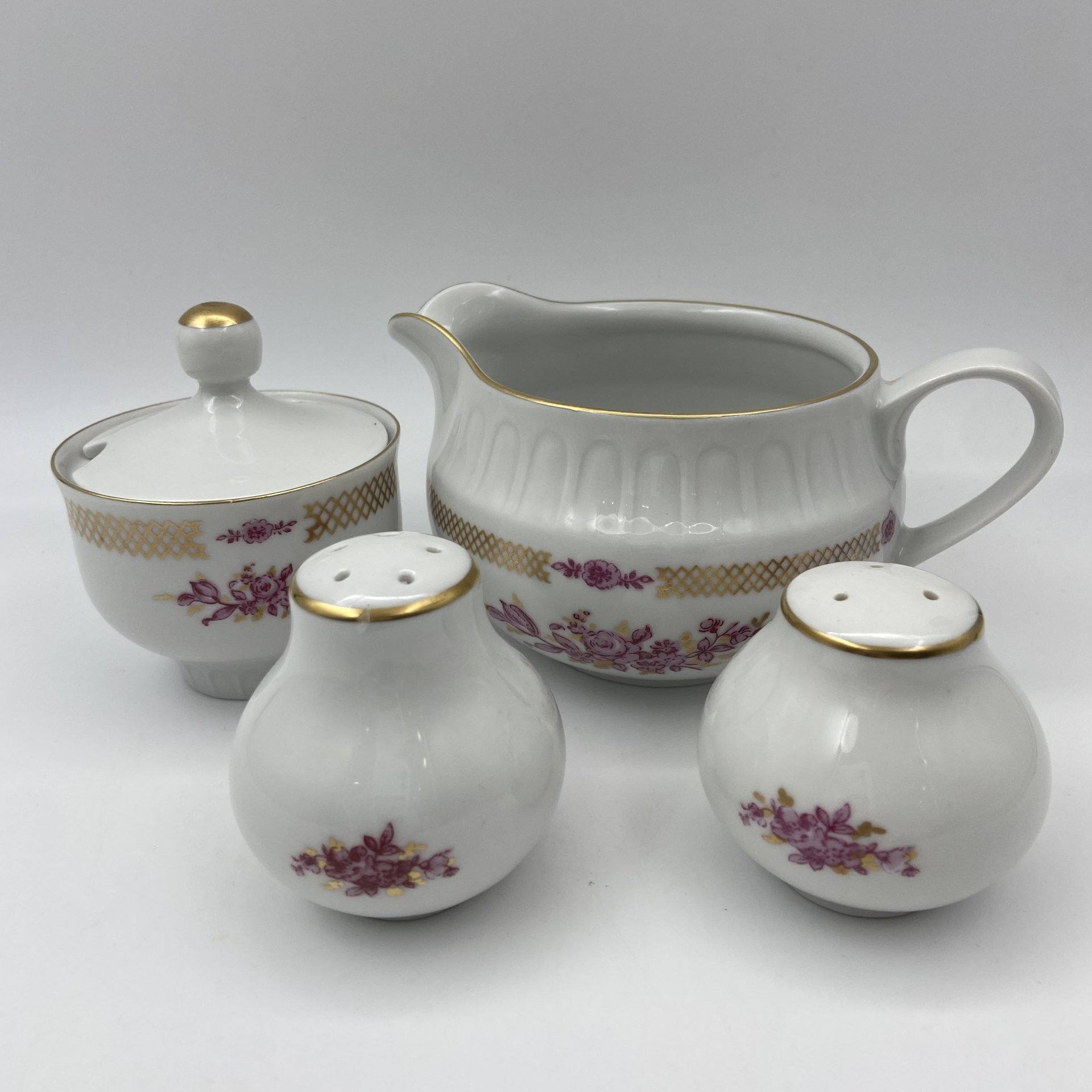 Набор для сервировки (солонка, перечница, горчичница, соусник) с цветочным декором, фарфор, деколь, золочение, Graf Von Henneberg Porzellan, 1777 Jlmenau, ГДР, 1977-1990 гг.