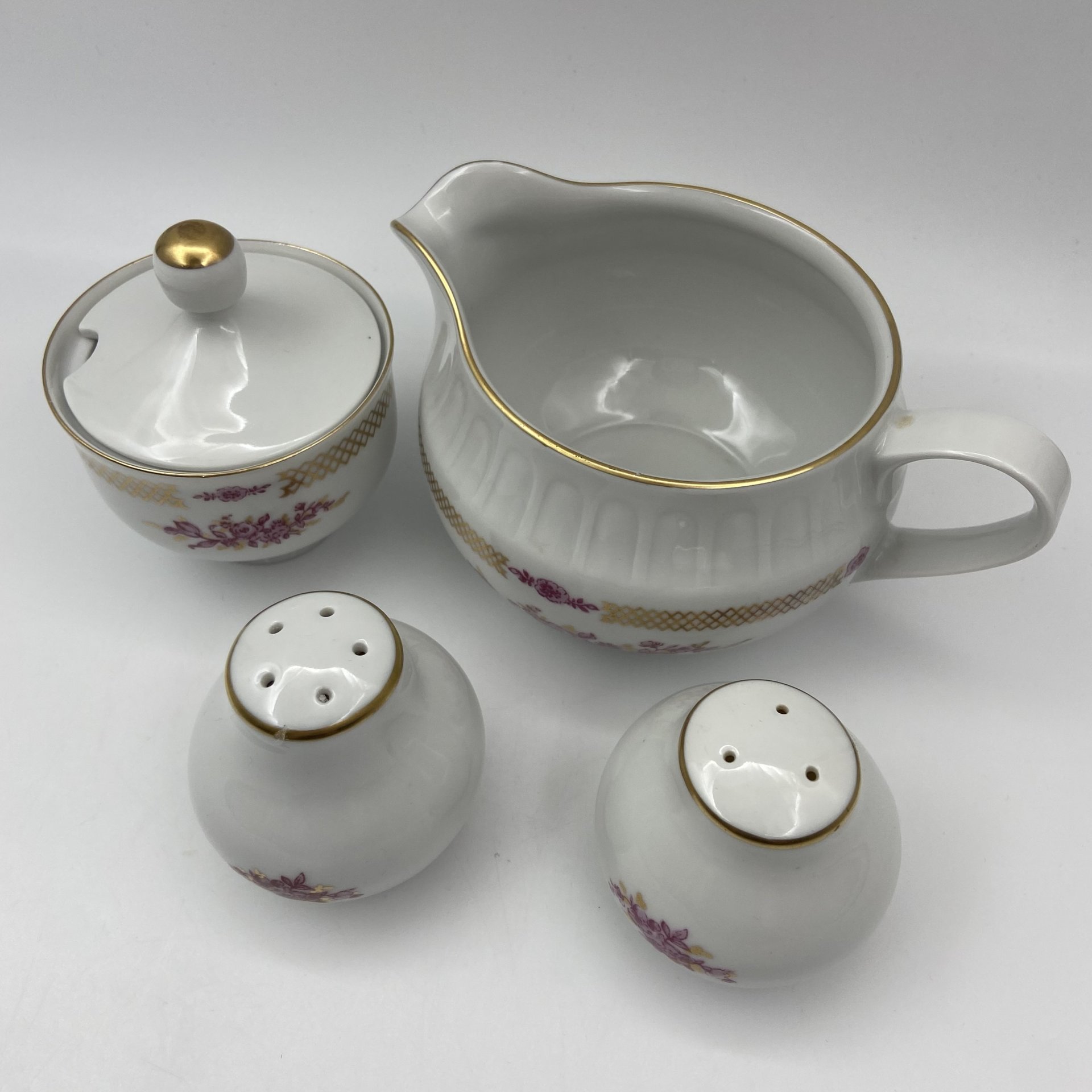 Набор для сервировки (солонка, перечница, горчичница, соусник) с цветочным декором, фарфор, деколь, золочение, Graf Von Henneberg Porzellan, 1777 Jlmenau, ГДР, 1977-1990 гг.